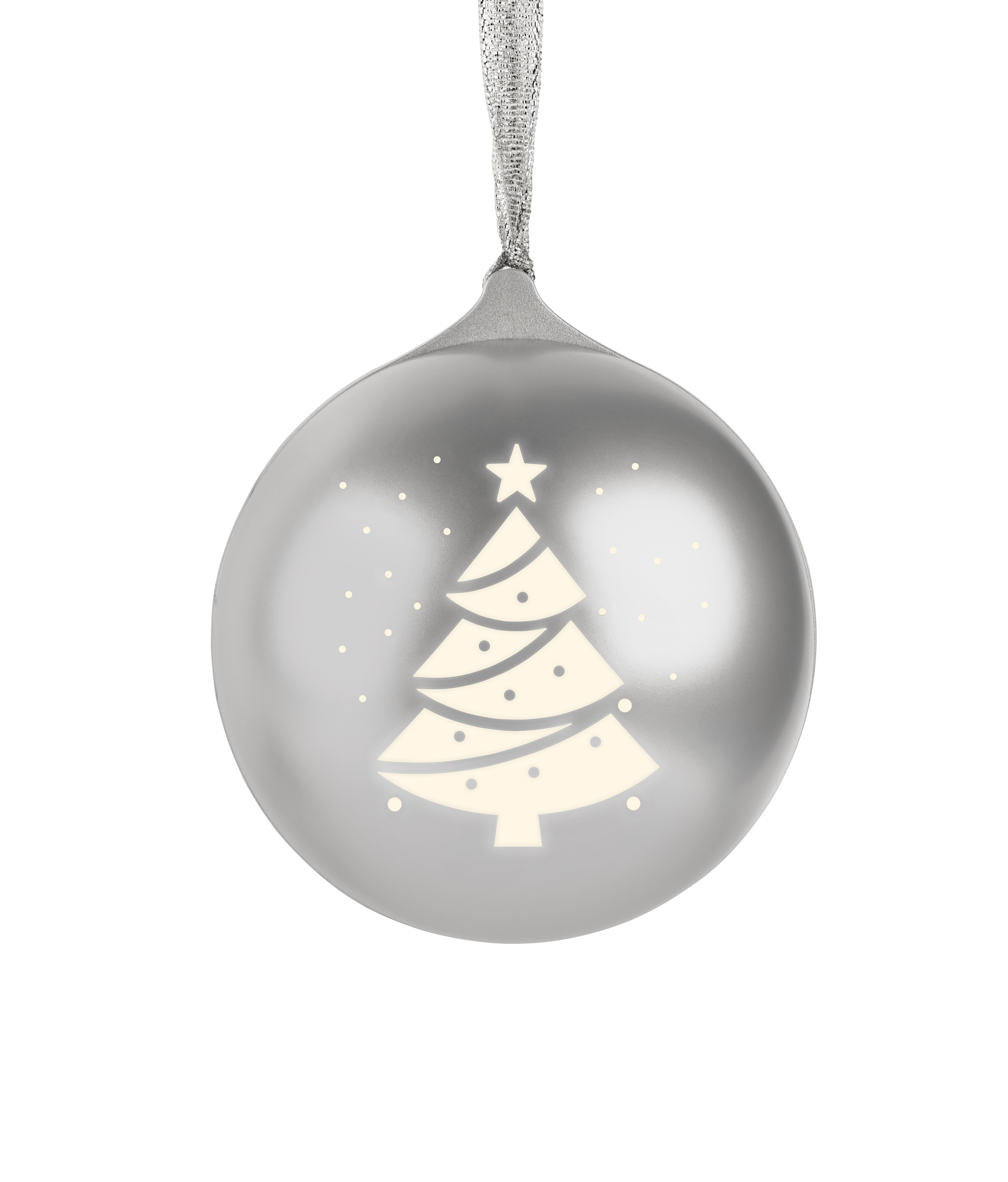 Silberner Weihnachtsschmuck mit Tannenbaumdesign und silbernem Band, vor weißem Hintergrund.
