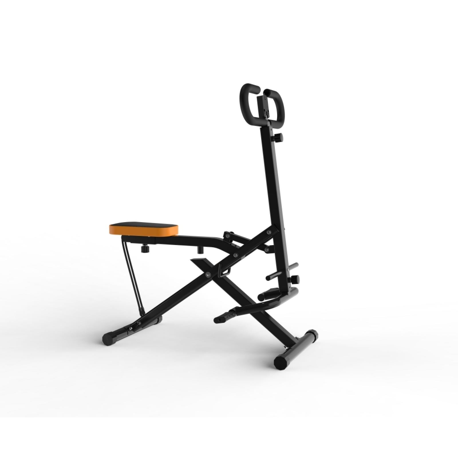 Eine schwarze und orangefarbene Trainingsmaschine. Sie hat einen Sitz, Lenker und Fußstützen, isoliert auf weißem Hintergrund.