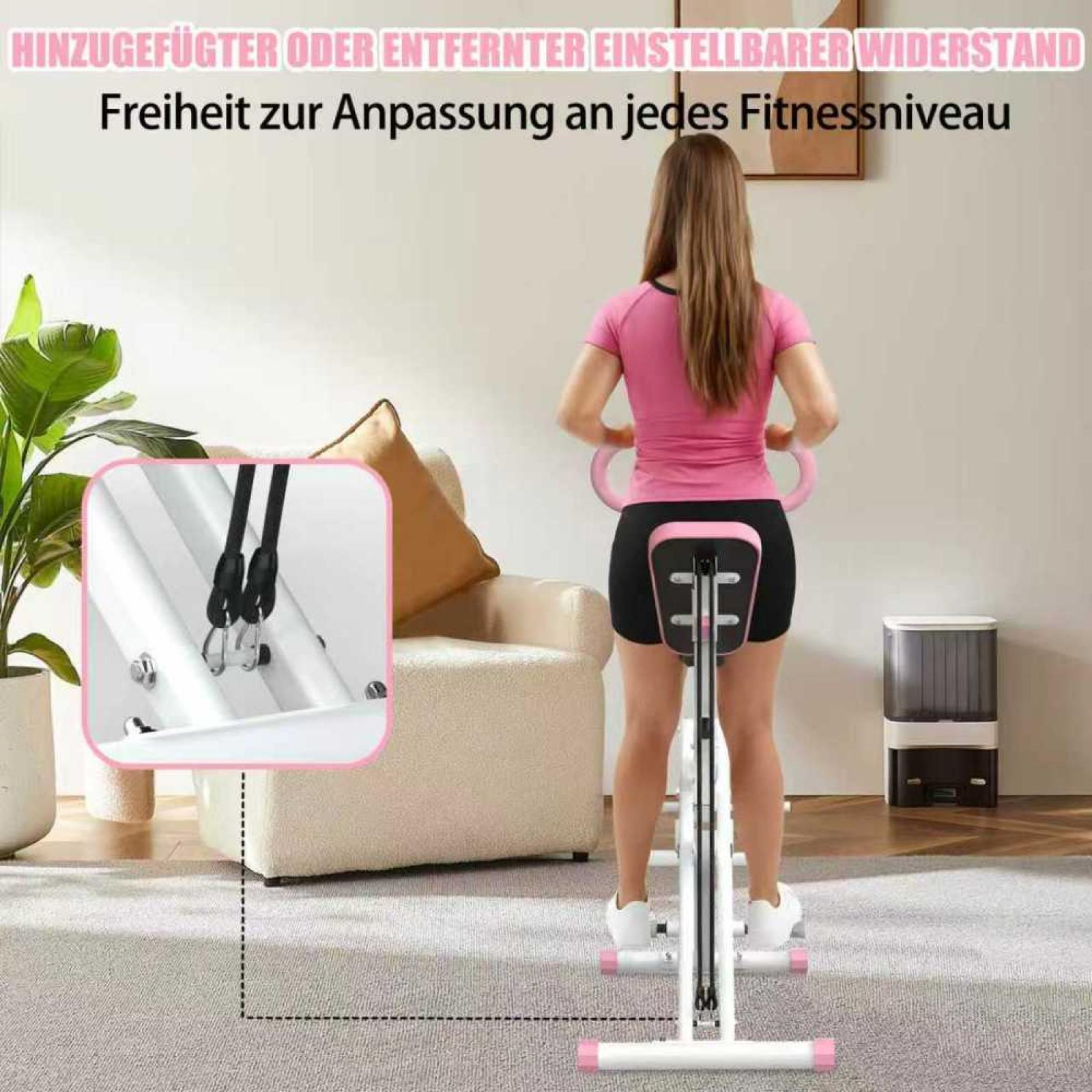 Frau benutzt ein Fitnessgerät. Rosa Griffe und Details. Beiges Sofa im Hintergrund. Weiße und rosa Maschine.