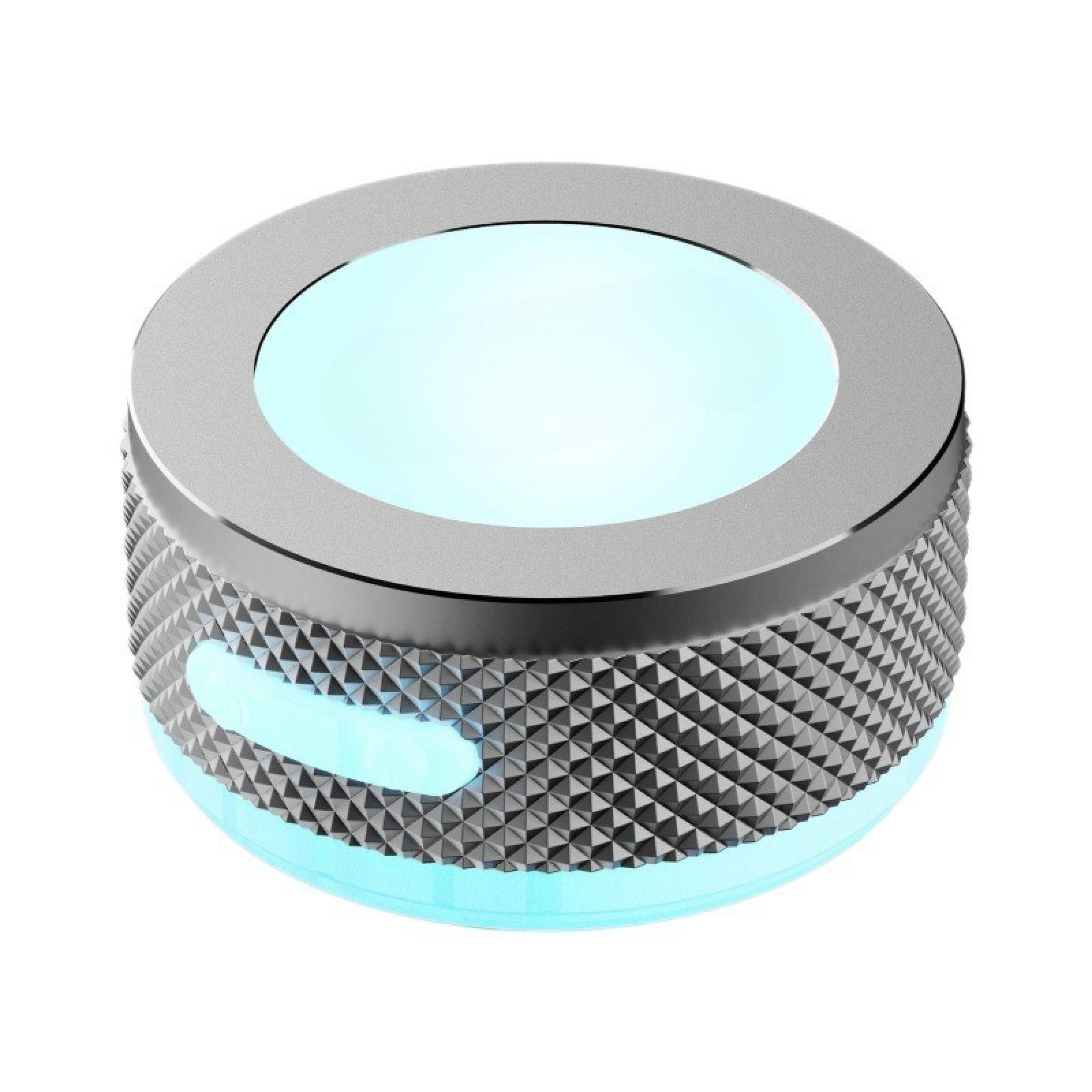 Ein metallischer Knopf mit Rautenmuster, hat blaues Licht an den Seiten und oben, vor weißem Hintergrund.