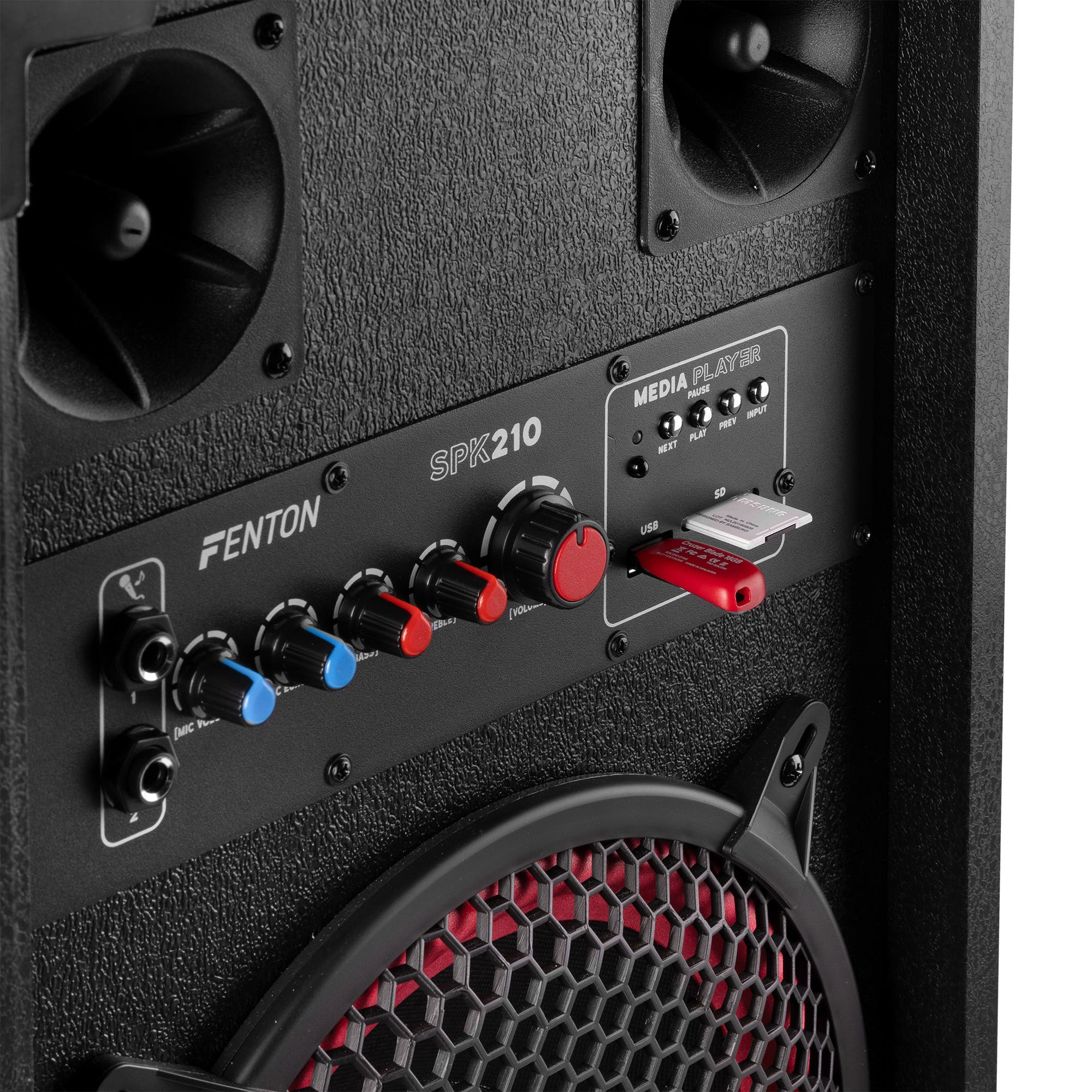 Altavoz negro con controles, USB rojo y rejilla metálica. La marca es Fenton. Ranura para tarjeta SD disponible.