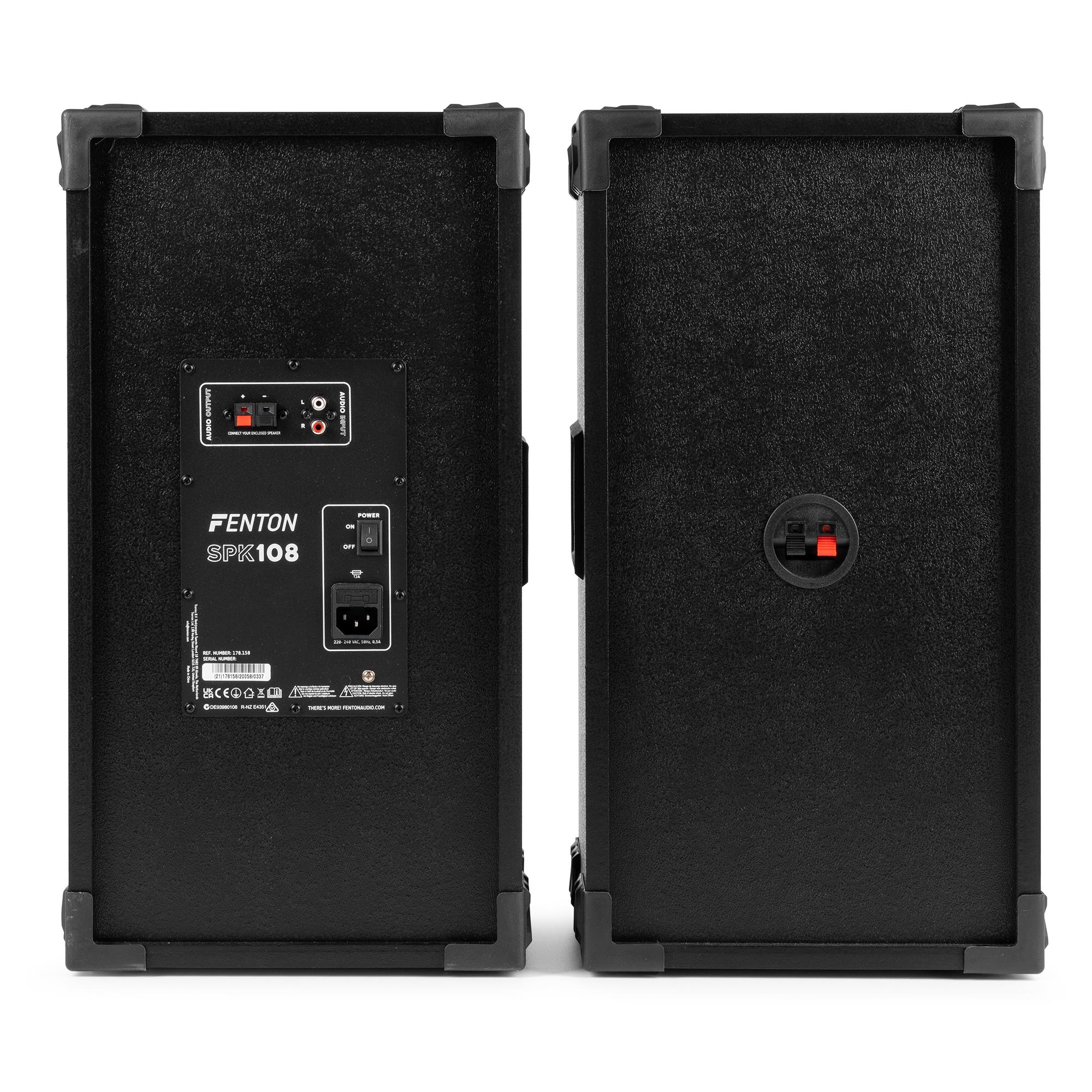 Dos altavoces negros Fenton SPK108 uno al lado del otro. Uno muestra puertos de entrada/salida e interruptor de encendido.