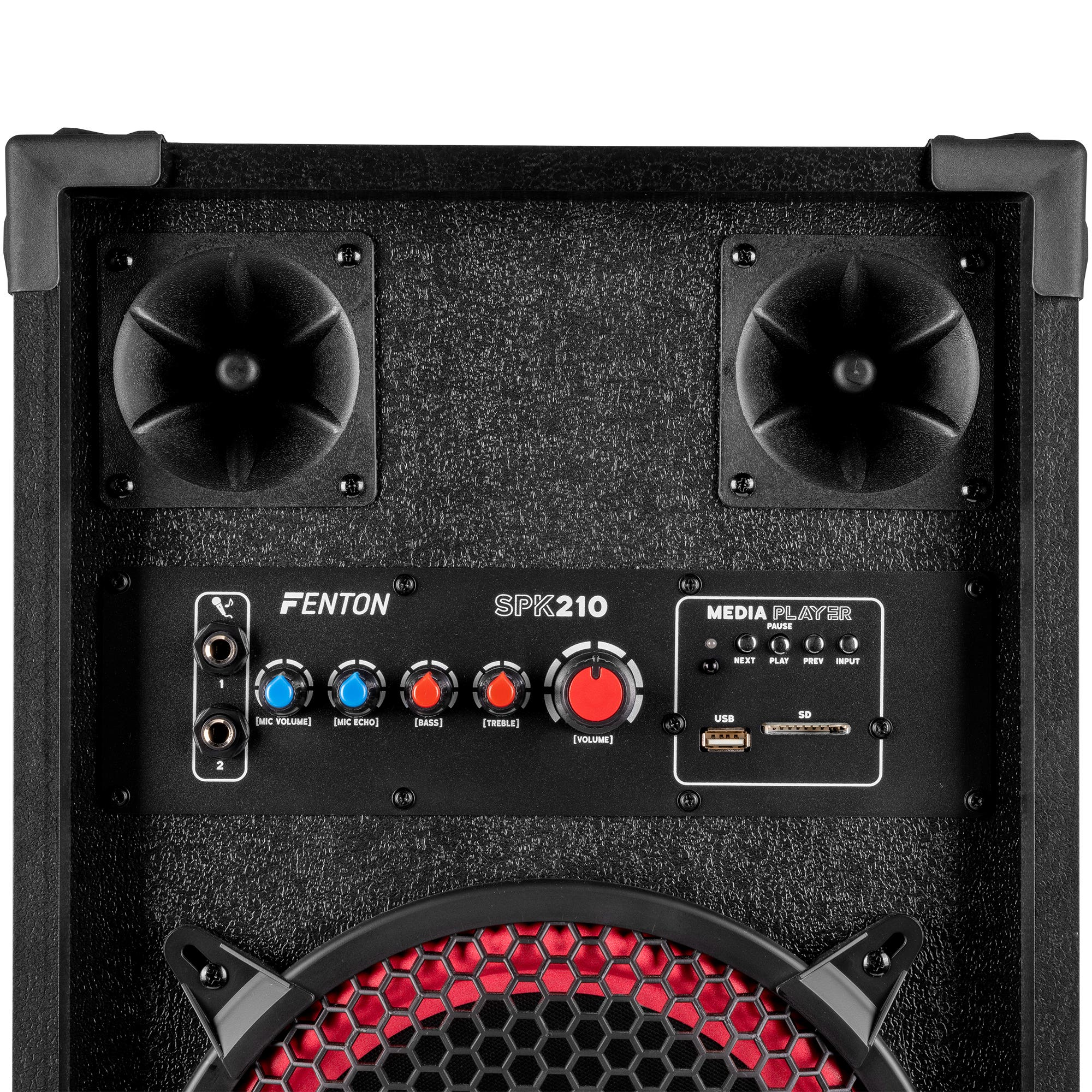Altavoz negro con controles: volumen, bajos, agudos, micrófono y eco. Tiene una rejilla de altavoz roja y una sección de reproductor multimedia.