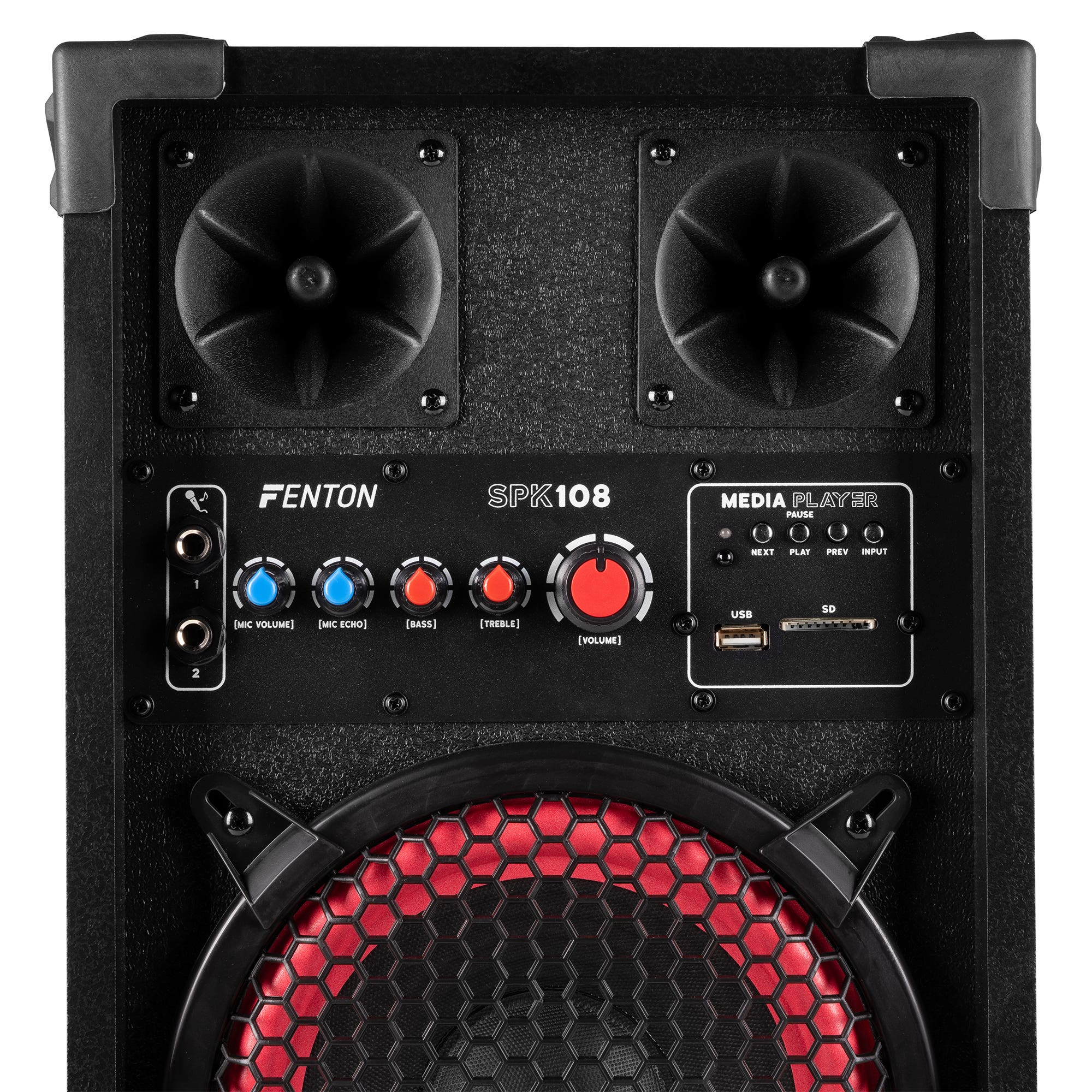Altavoz negro con controles y rejilla roja. Cuenta con el logotipo de Fenton, controles de volumen, bajos y agudos.