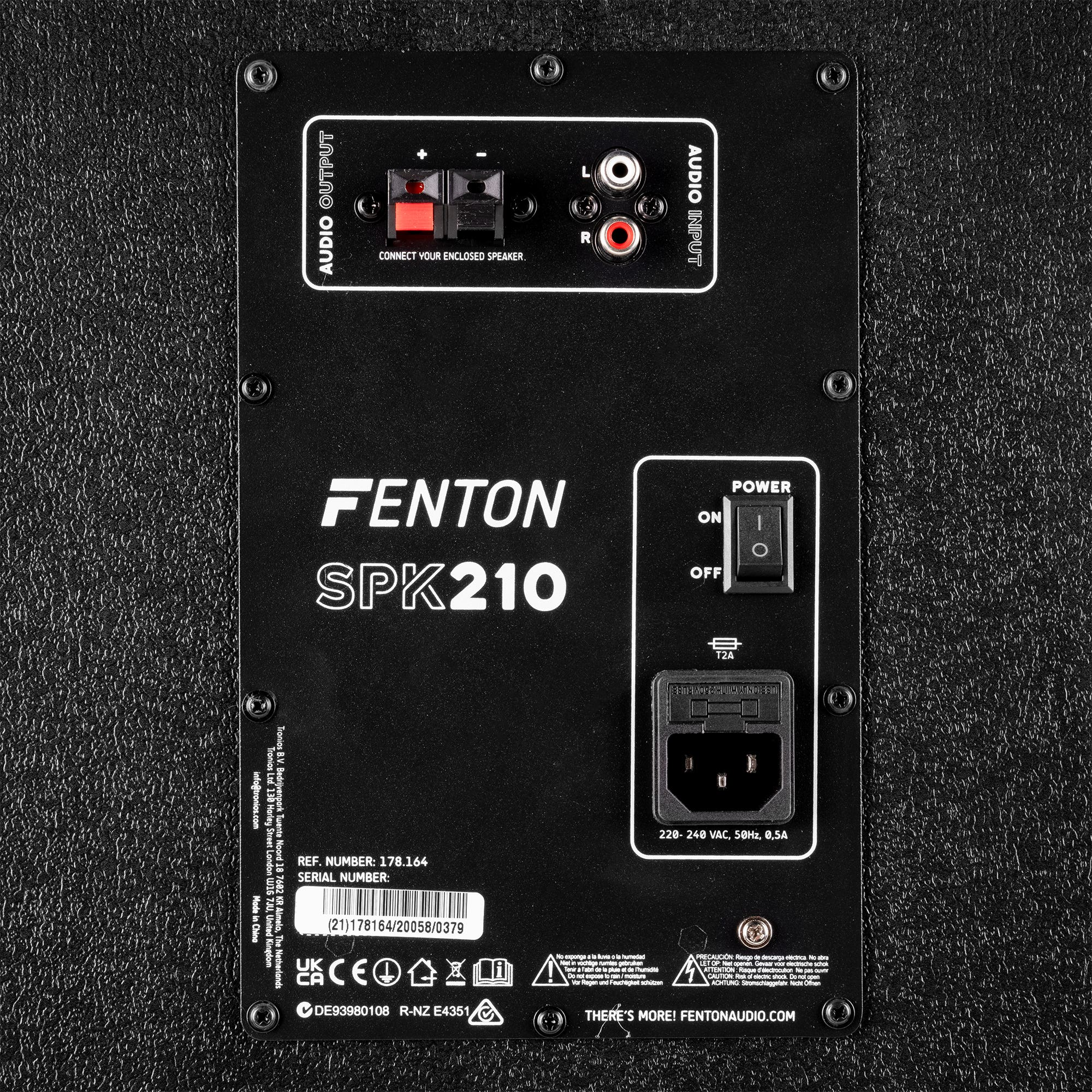 Panel trasero negro de altavoz con entradas, salidas, interruptor de encendido y marca, incluido el logotipo de Fenton y el modelo SPK210.