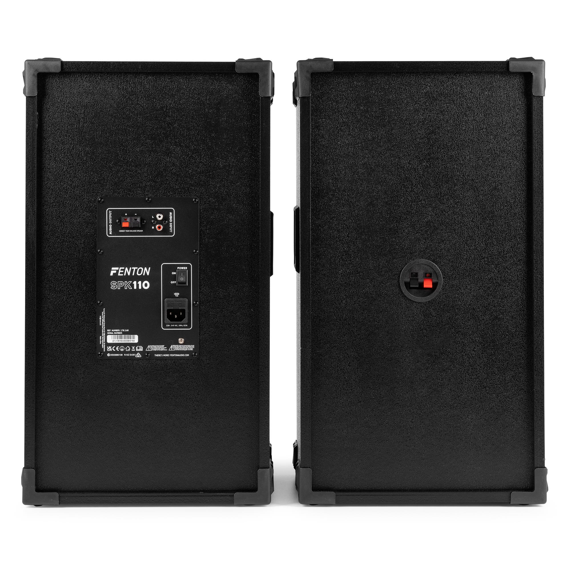 Dos altavoces negros Fenton SPK110. Uno tiene puertos y controles. Ambos tienen protectores en las esquinas.
