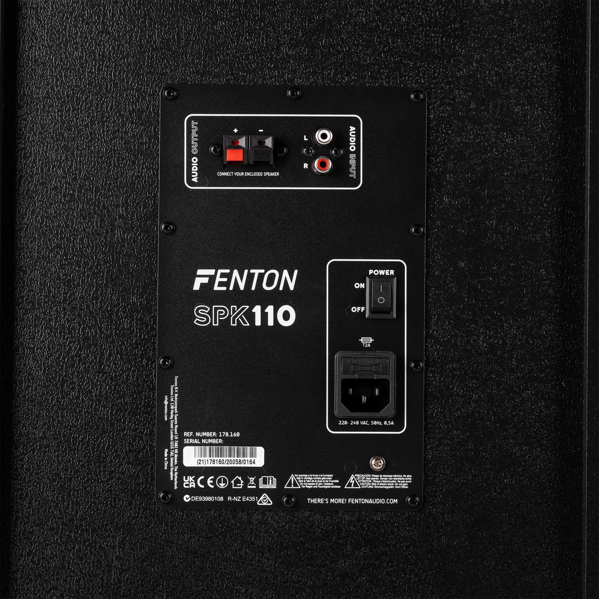 Panel trasero negro del altavoz con entradas, salidas, interruptor de encendido y la marca FENTON SPK110.