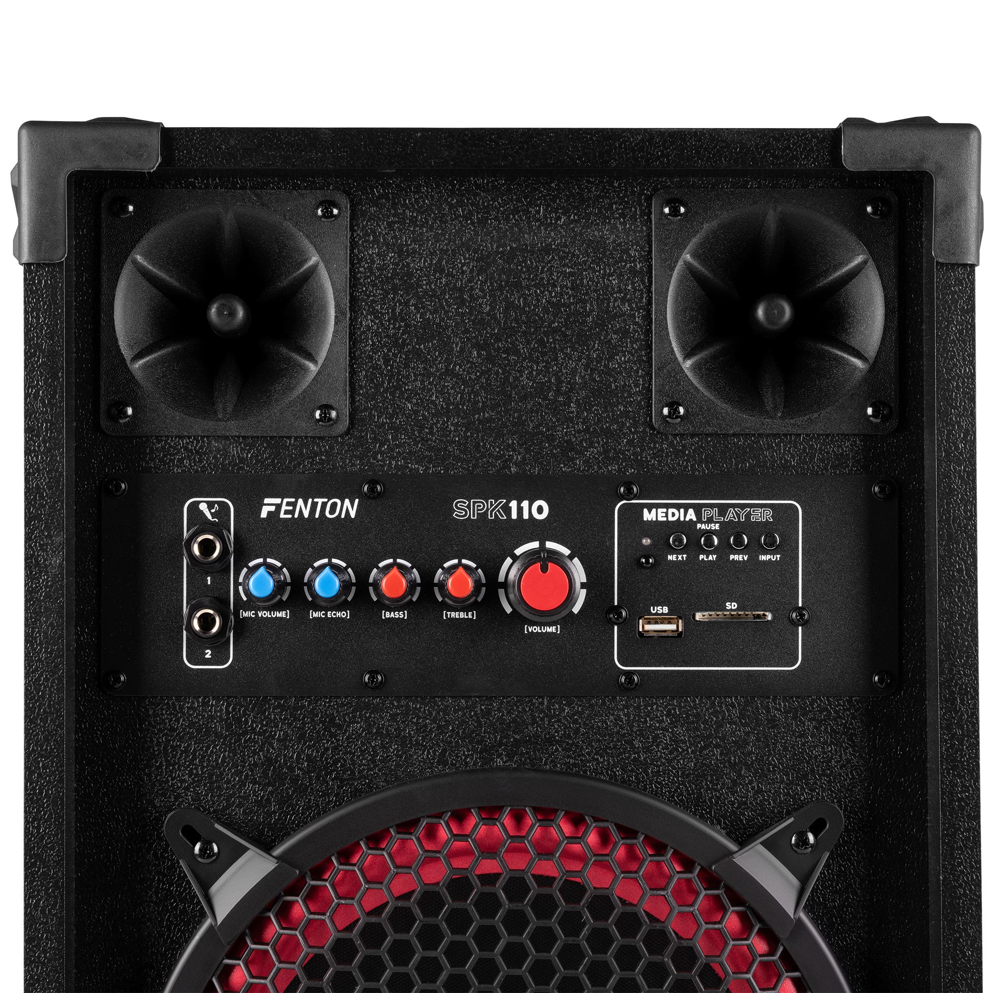 Altavoz negro con controles. Tiene dos altavoces, perillas de volumen y puertos de entrada/salida para reproducción multimedia.