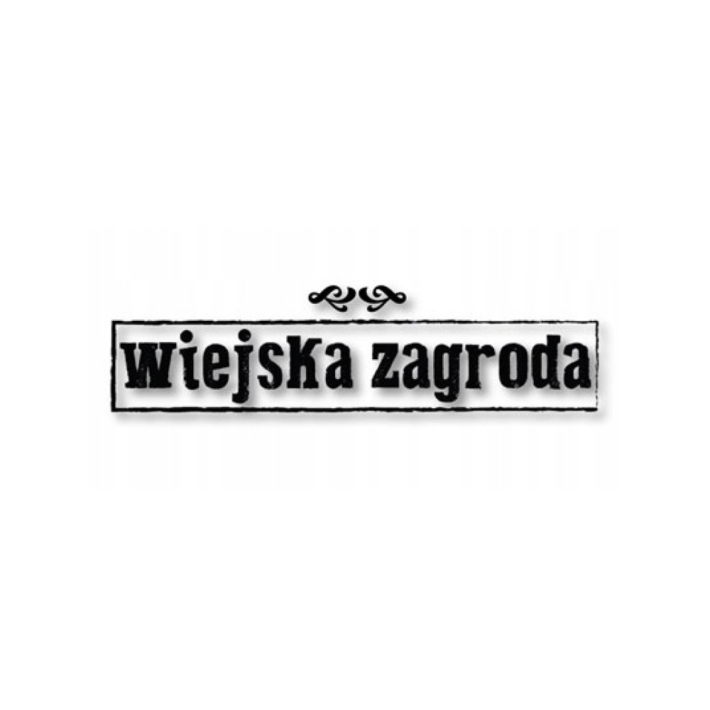 Prostokątny znak z polskimi słowami 'Wiejska zagroda' czarnymi literami na białym tle, z elementem dekoracyjnym u góry.