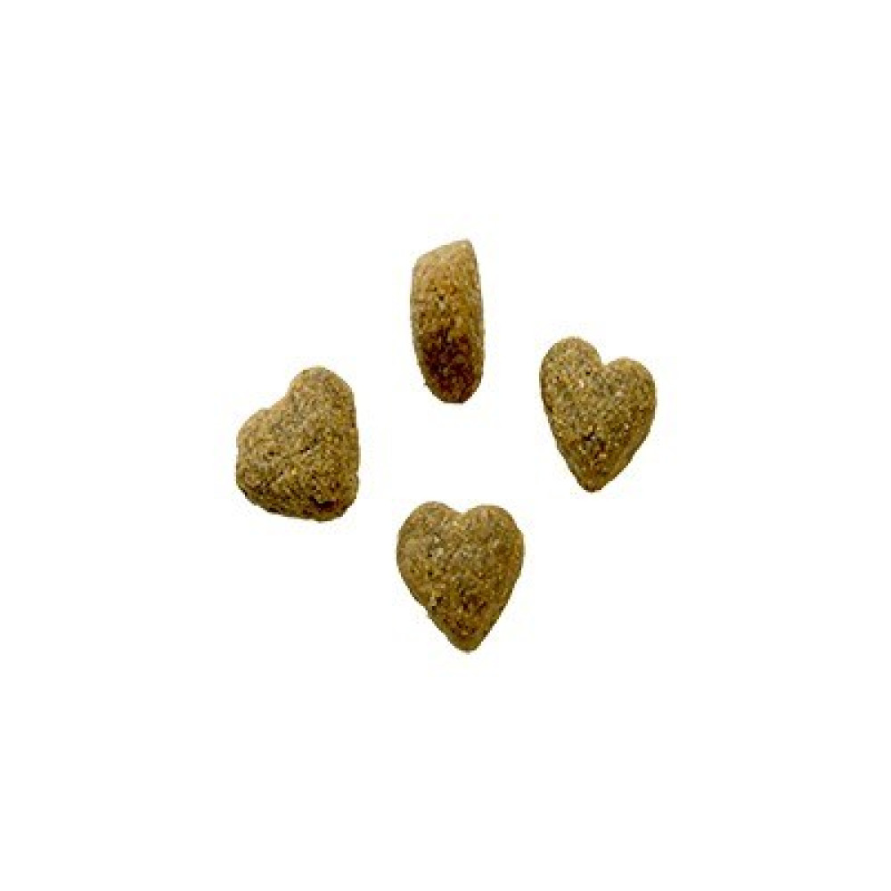 Cztery brązowe kawałki karmy dla zwierząt na białym tle. Trzy w kształcie serca, jeden cylindryczny.