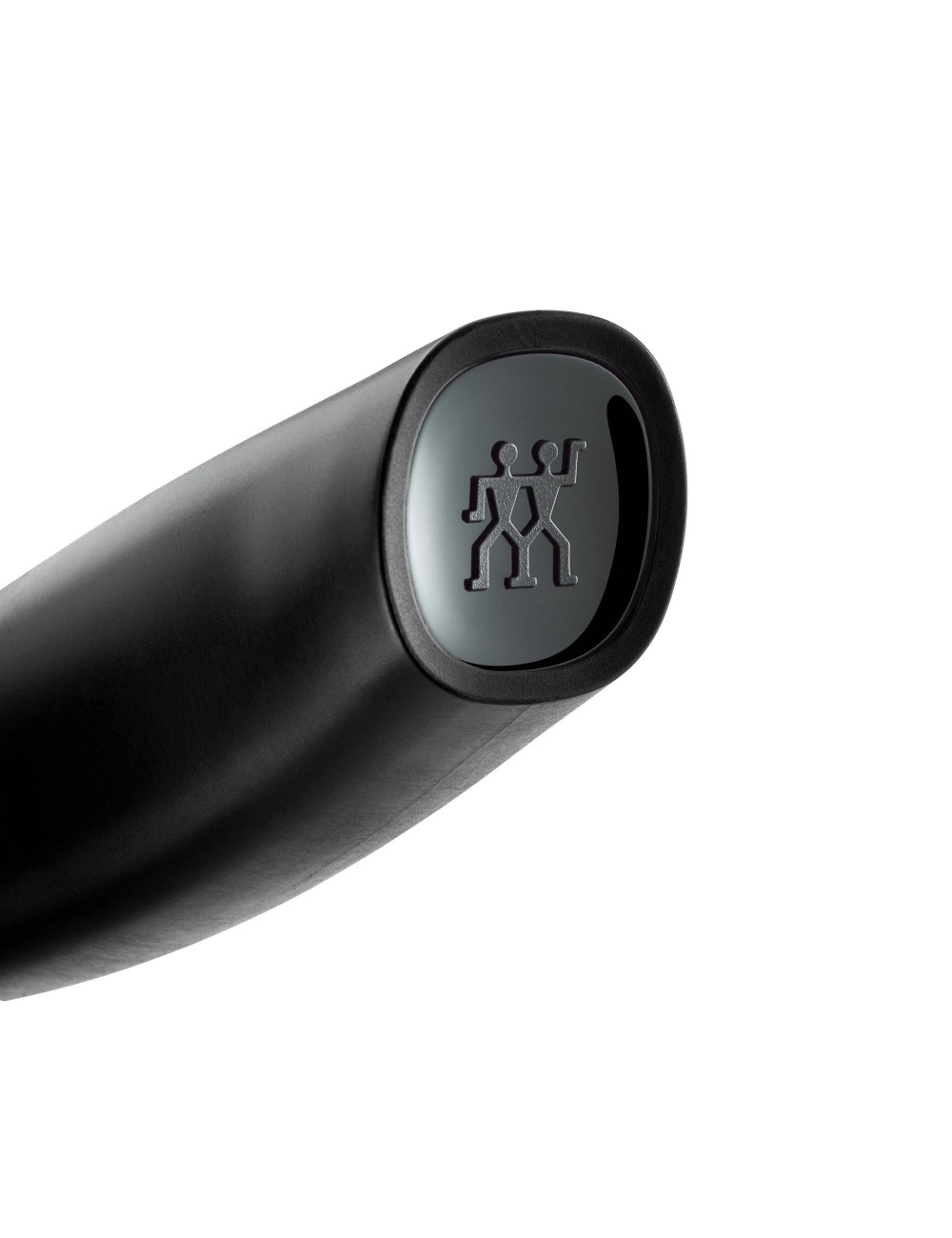 Zbliżenie czarnego uchwytu z szarą zaślepką. Zaślepka ma logo dwóch postaci trzymających miecze. Białe tło.