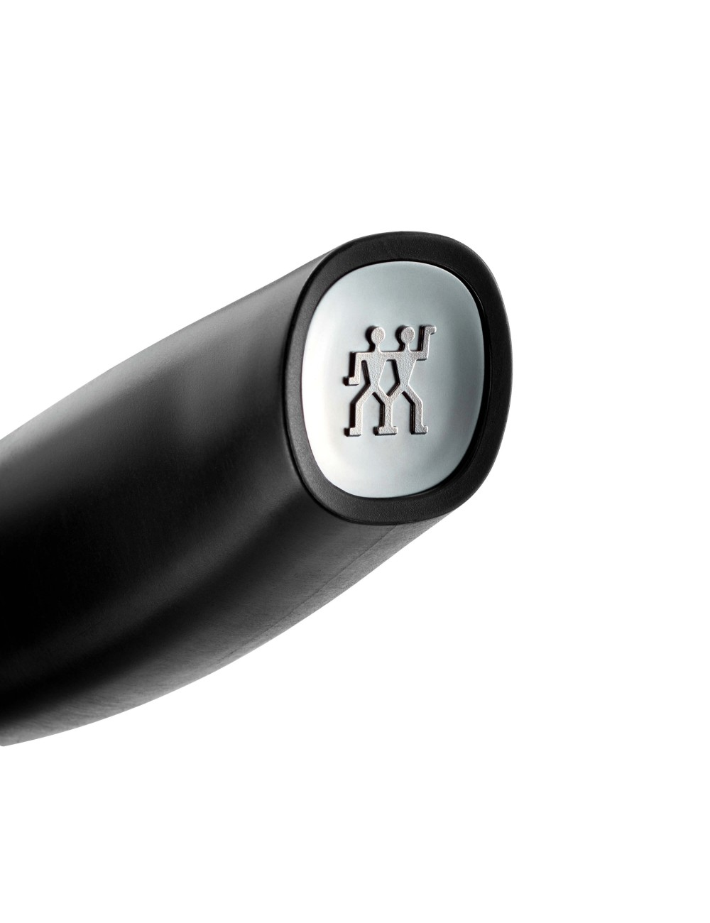 Zbliżenie czarnego uchwytu ze srebrnym emblematem dwóch postaci. Tło jest białe.