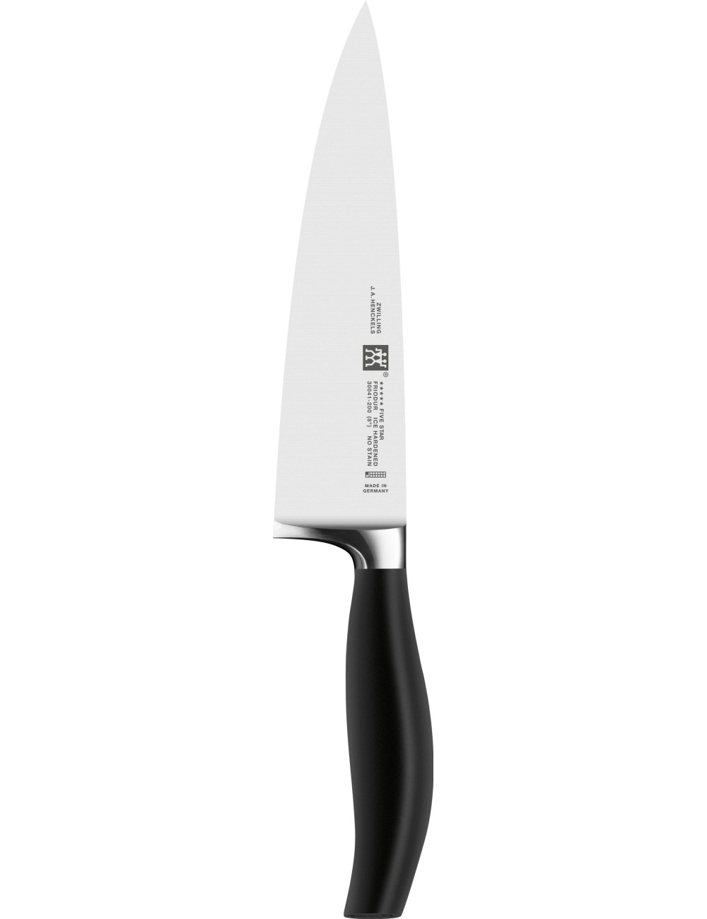 Nóż kuchenny ze srebrnym ostrzem i czarną rękojeścią. Ostrze ma tekst. Nóż znajduje się na białym tle.