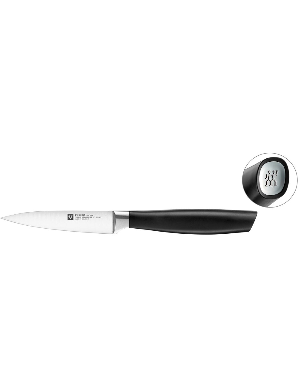 Un cuchillo con hoja plateada y mango negro. Una vista ampliada muestra el logo de la marca en el mango.