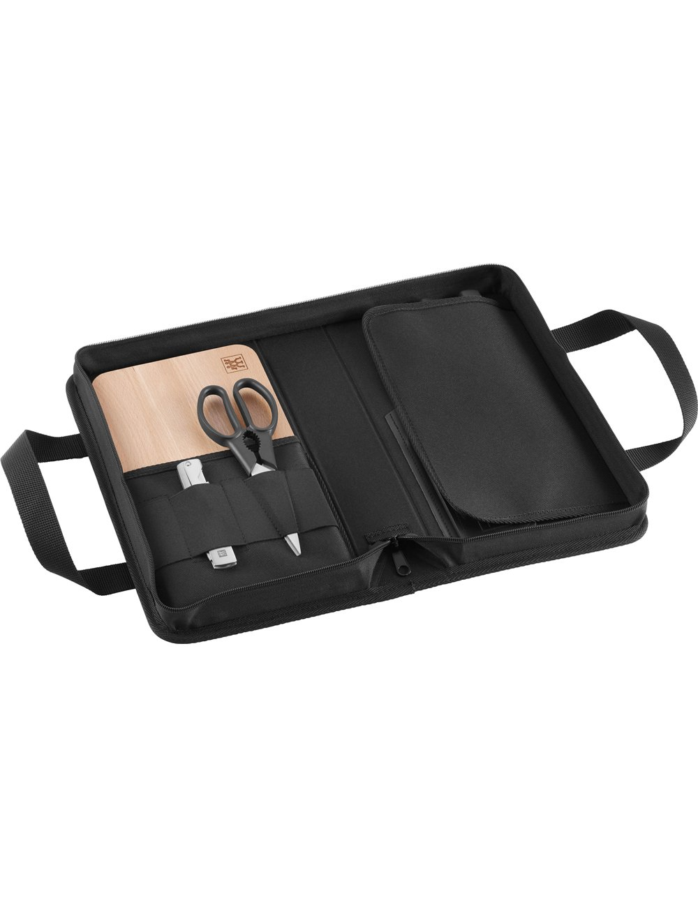 Otwarta czarna walizka z uchwytem. Wewnątrz: drewniana deska, nożyczki, noże i saszetki. Zamykana na zamek część z prawej.