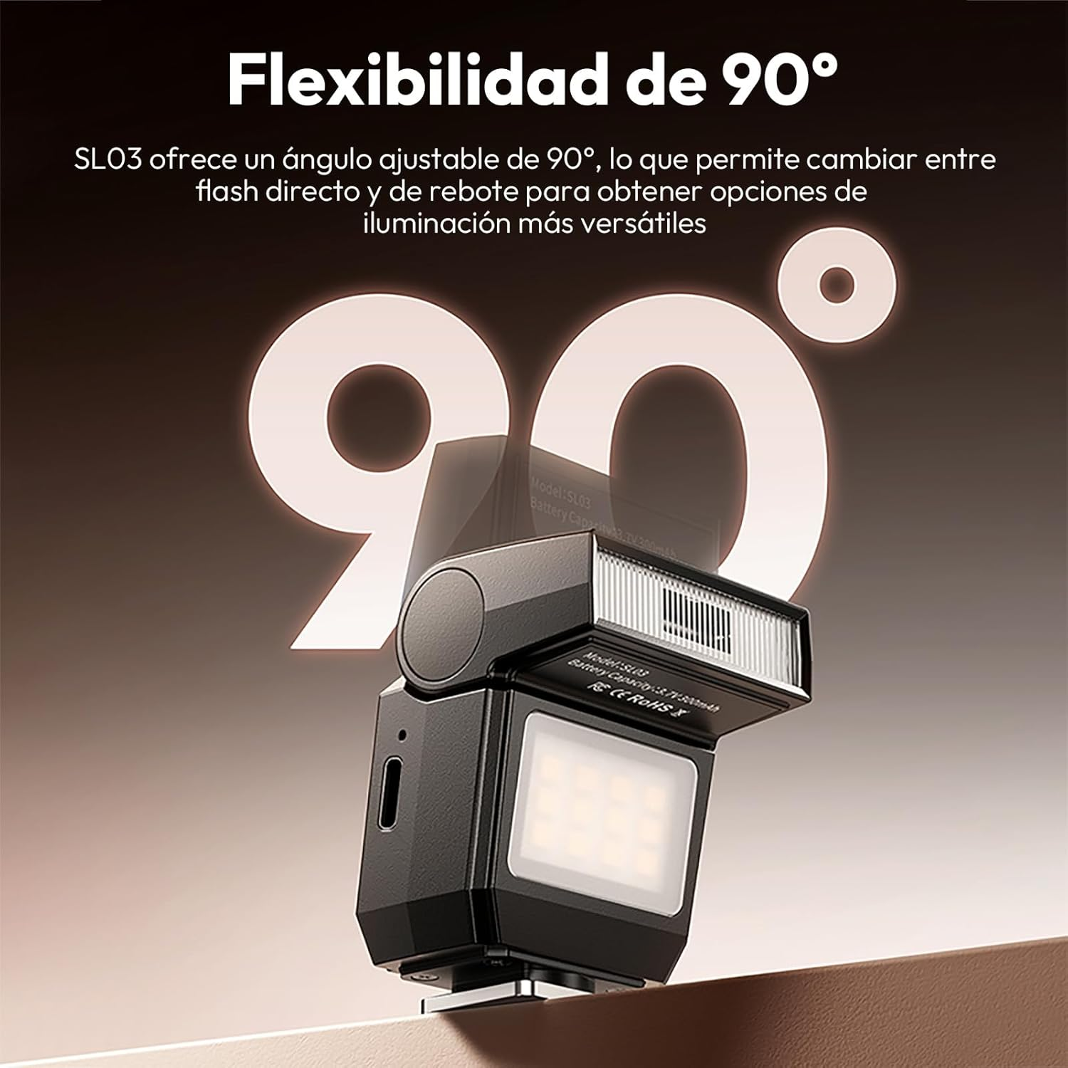 Czarna lampa błyskowa aparatu z regulowaną głowicą 90 stopni. Hiszpański tekst opisuje wszechstronność lampy. Tło jest brązowe.