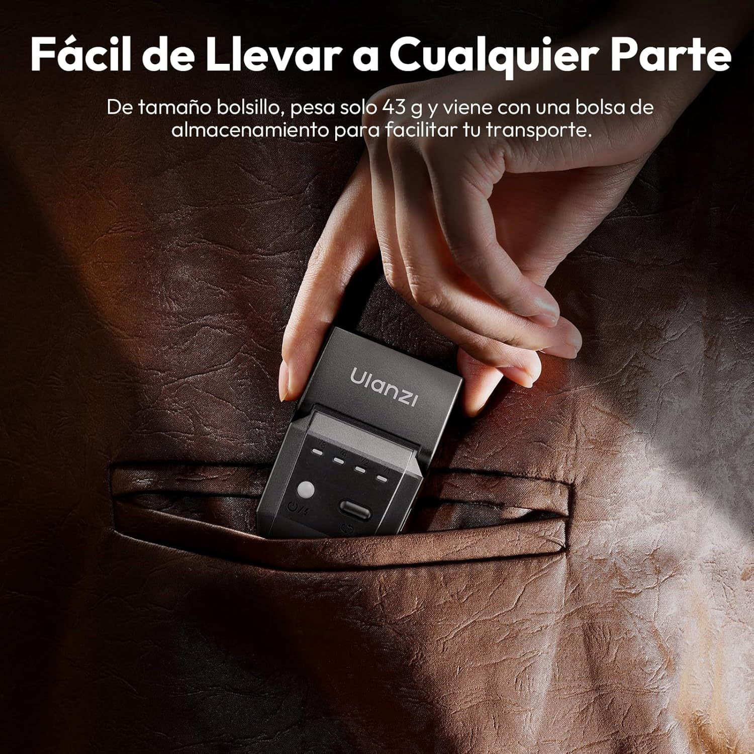 Ręka umieszcza małe urządzenie Ulanzi w kieszeni. Kieszeń jest częścią brązowej skórzanej kurtki. Tekst mówi, że jest łatwy do przenoszenia.