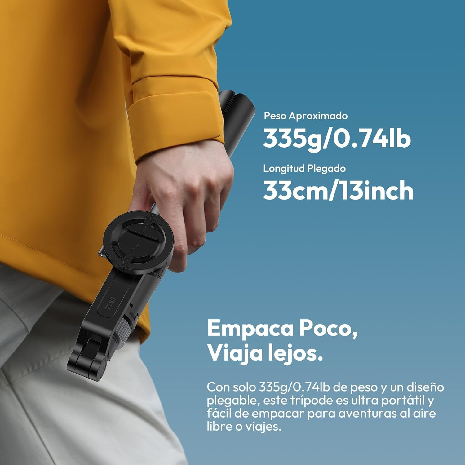 Una persona sostiene un trípode negro. El texto menciona peso, longitud plegada y portabilidad para viajar. La persona lleva una chaqueta amarilla.