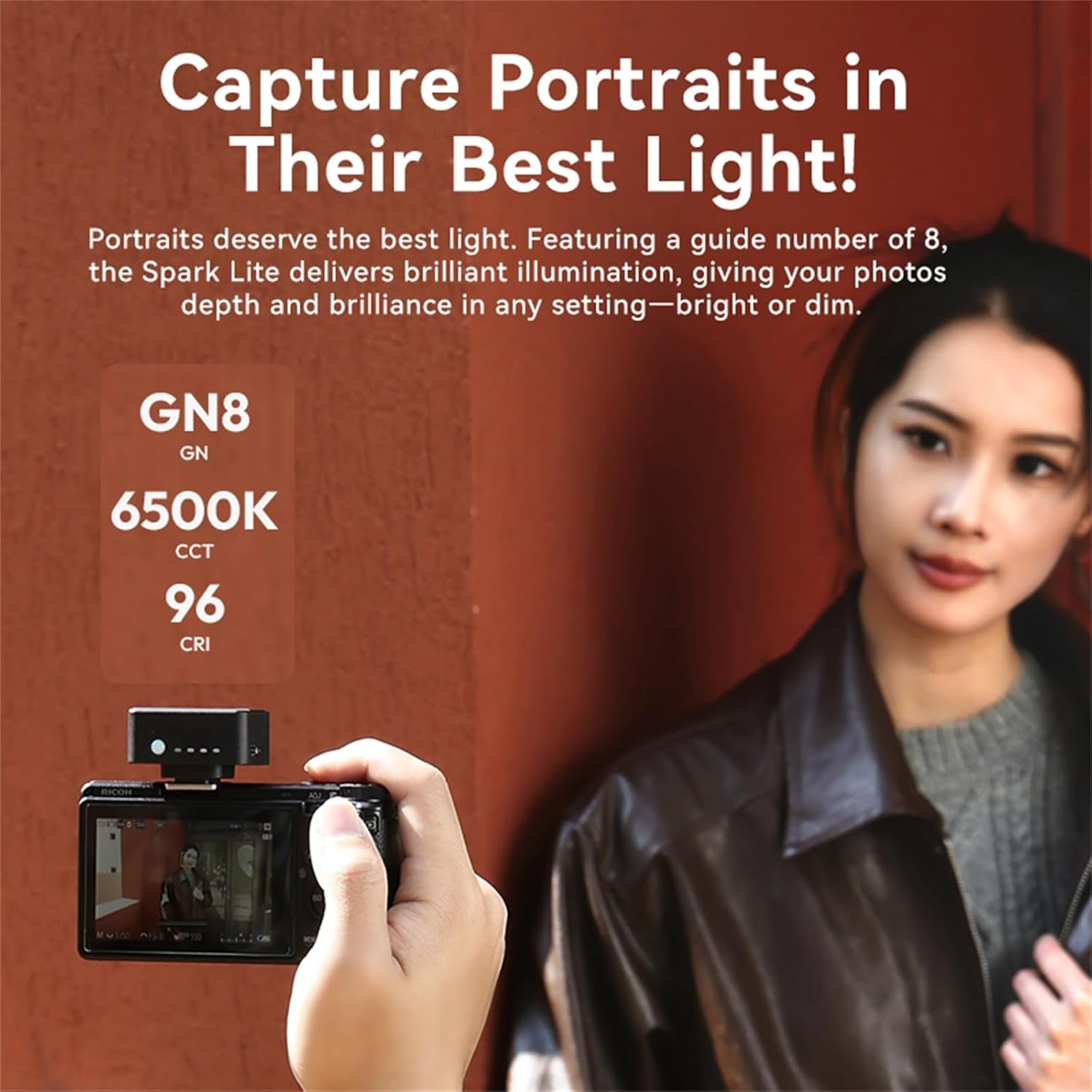 Una mujer es fotografiada. Una mano sostiene una cámara con flash. Texto: 'Capture Portraits in Their Best Light!'