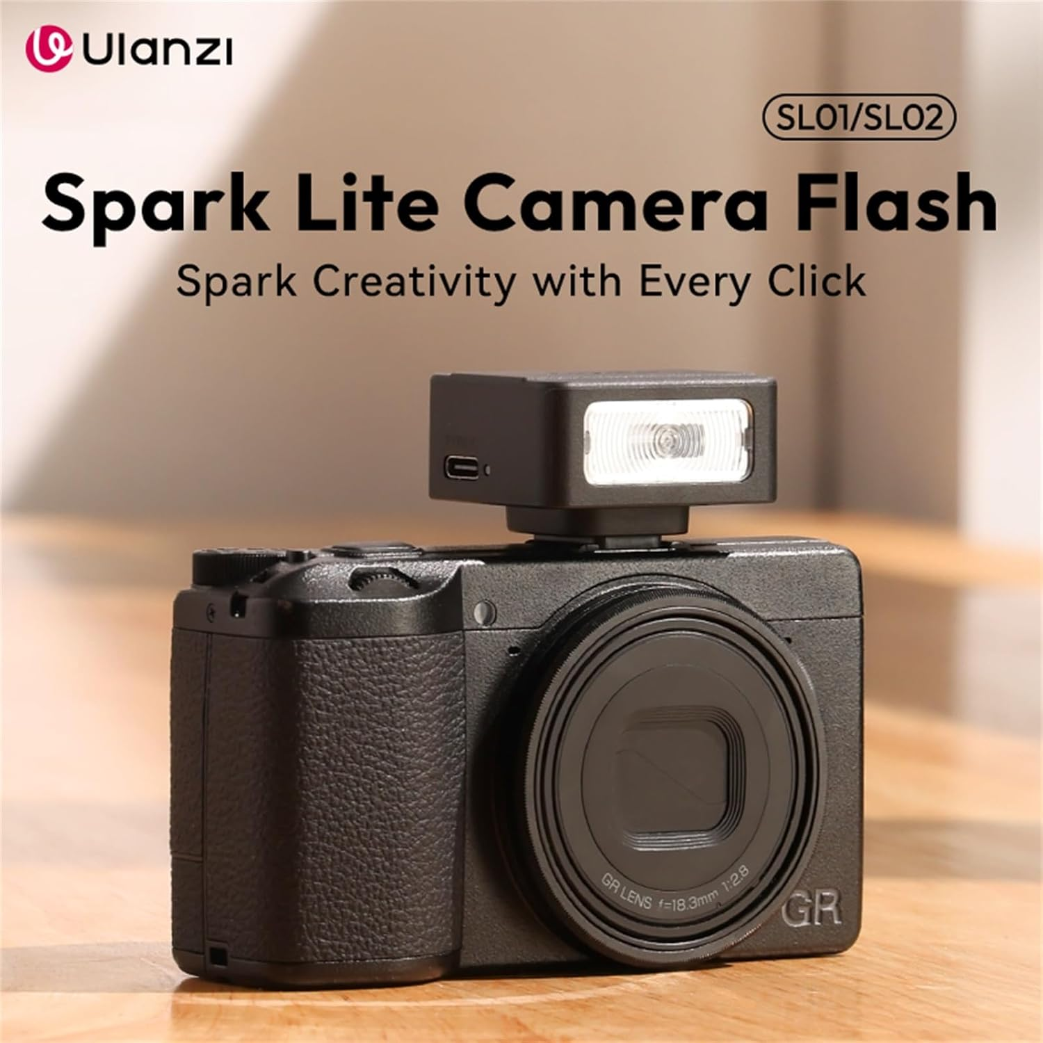 Cámara negra con flash sobre madera. Texto: 'Spark Lite Camera Flash' y 'Spark Creativity'.