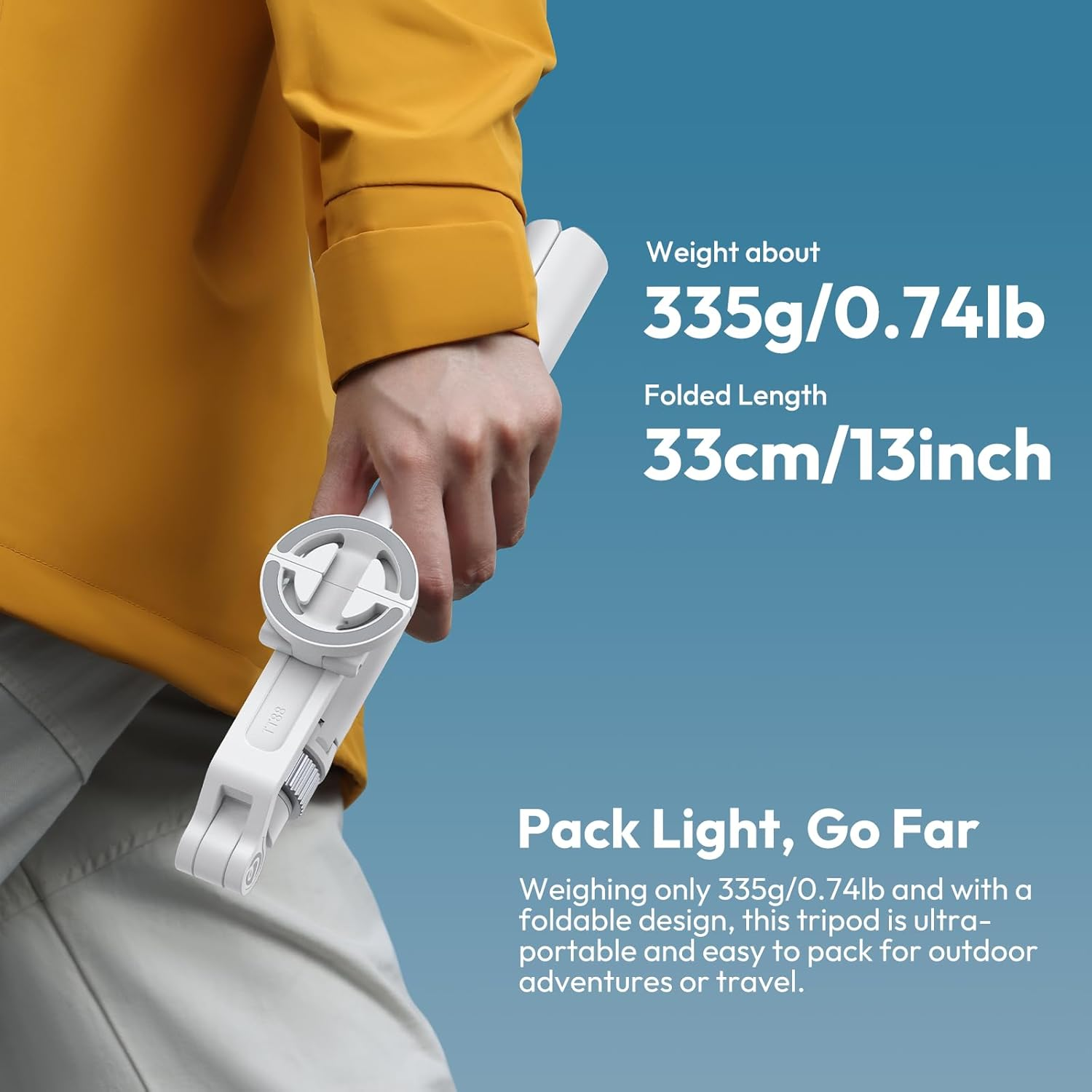 Osoba trzyma biało-szary statyw. Tekst pokazuje wagę, złożoną długość i "Pack Light, Go Far" z opisem produktu.