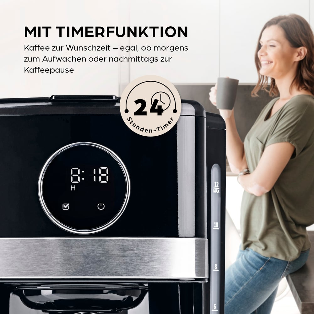 Eine schwarze Kaffeemaschine mit digitaler Anzeige 8:18. Eine Frau hält eine Tasse. Text: 'MIT TIMERFUNKTION'.