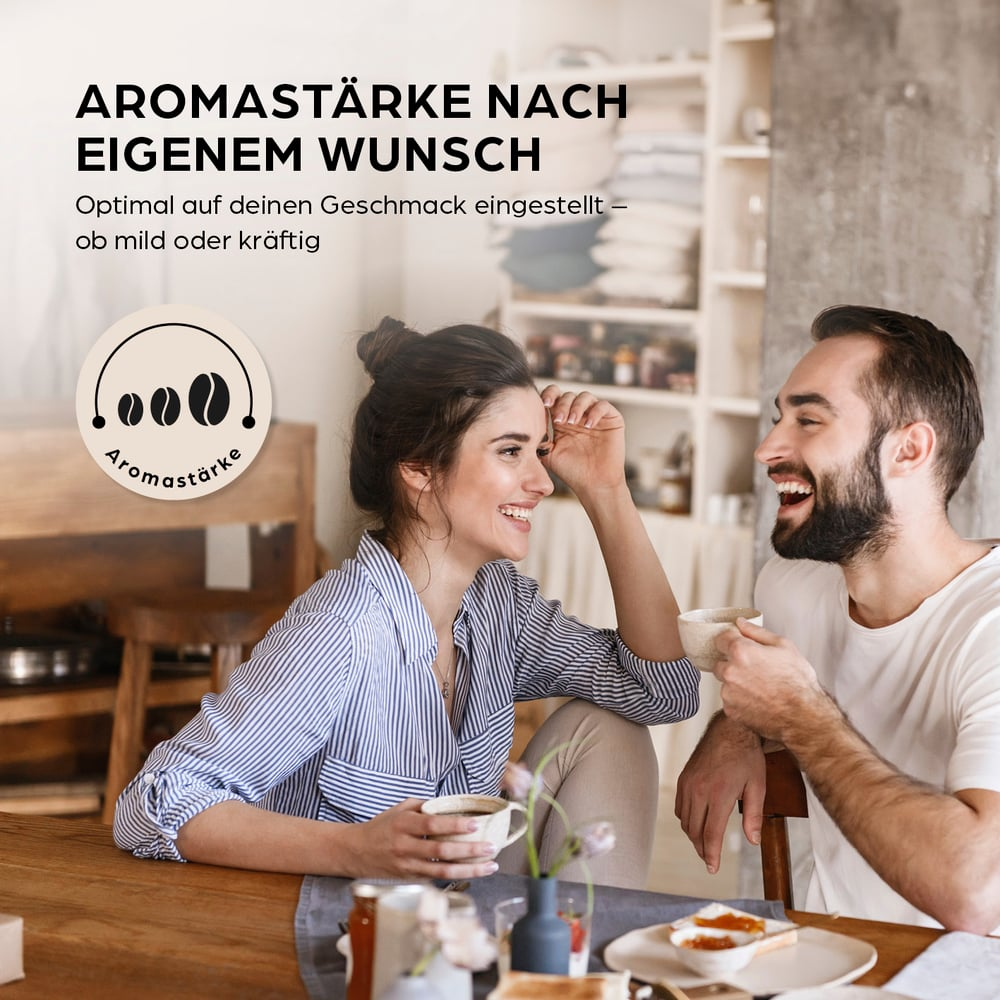 Ein lachendes Paar sitzt an einem Tisch mit Kaffee und Toast. Text über Kaffeestärke ist oben links.