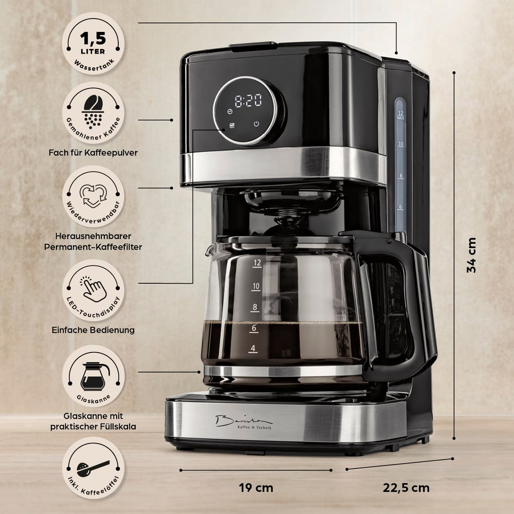 Ein schwarz-silberner Kaffeeautomat mit Glaskanne, digitaler Anzeige und verschiedenen Merkmalen, die auf Deutsch beschriftet sind.