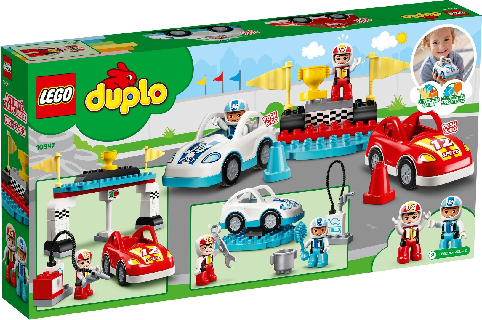 Lego Duplo Set. Enthält Rennwagen, Fahrer, Boxenstopp, Flaggen und eine Trophäe. Autos sind rot und weiß. Figuren sind rot und blau.