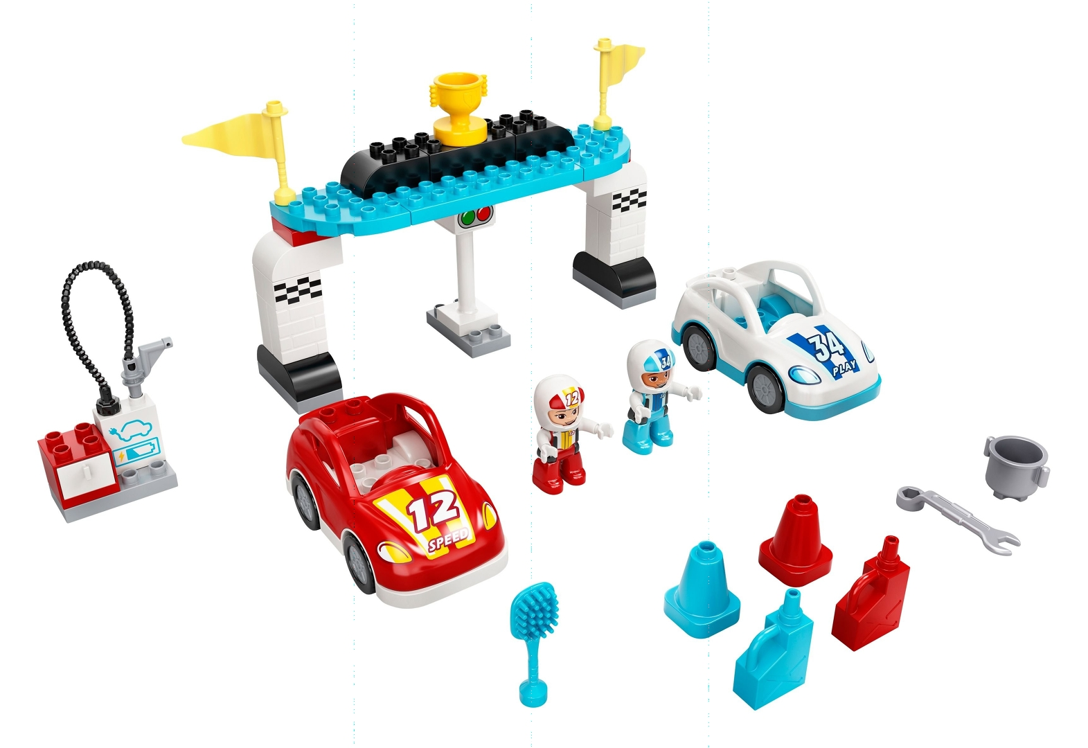 Eine Rennstrecke mit Spielzeugautos, Rennfahrern und Zubehör wie Kegeln, Werkzeugen und einer Ziellinie.