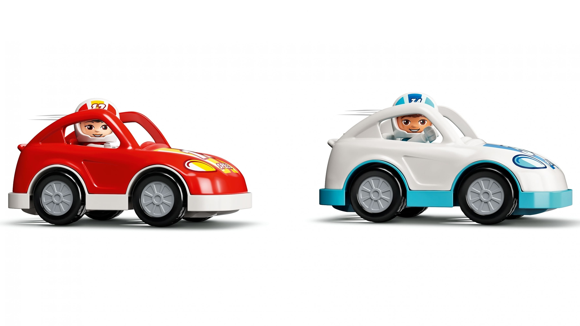 Zwei Spielzeug-Rennwagen, rot und weiß, mit Fahrern. Der rote Wagen hat einen gelben Streifen. Beide Wagen haben graue Räder und stehen auf weißem Grund.