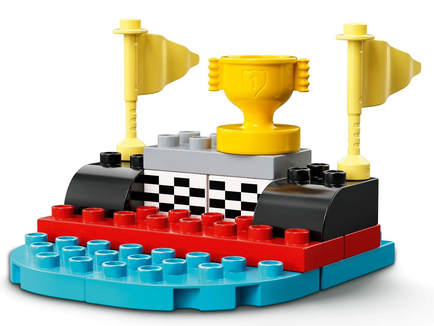 Eine gelbe Trophäe und Flaggen befinden sich auf einer Lego-Rennplattform. Rote, schwarze und blaue Blöcke bilden die Plattform. Eine karierte Flagge ist vorhanden.