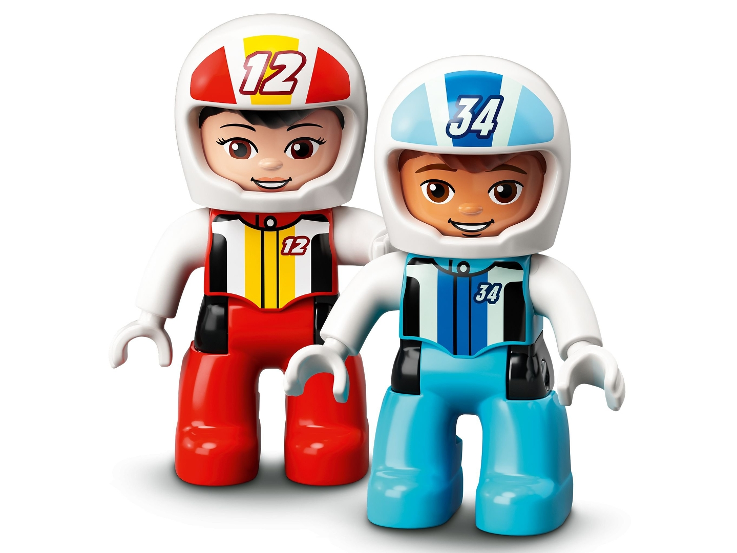 Zwei Lego-Rennfahrer, einer rot-gelb, der andere blau-weiß, tragen Helme mit Nummern.