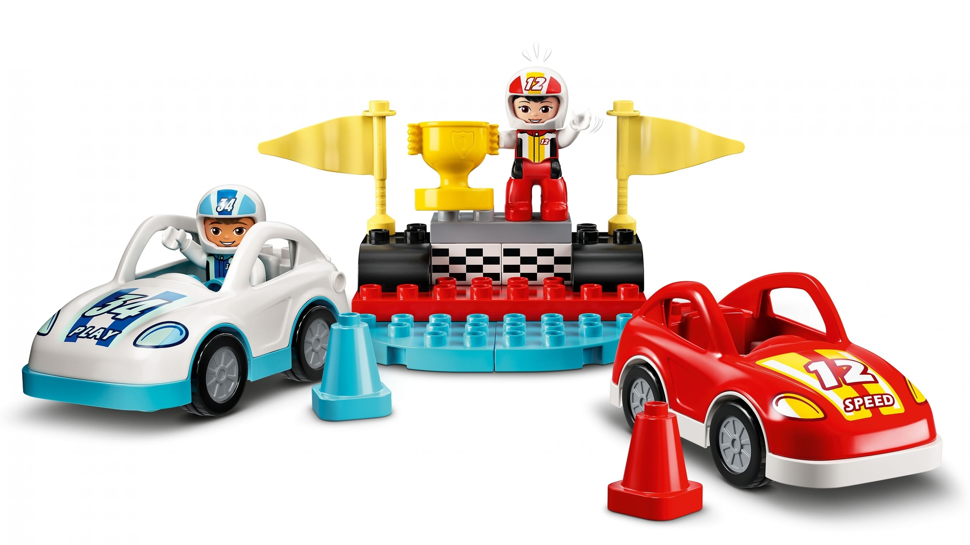 Eine Lego-Rennszene mit einem Sieger, der eine Trophäe hält. Zwei Autos, Kegel, Flaggen und Fahrer sind auf einer blau-roten Basis vorhanden.