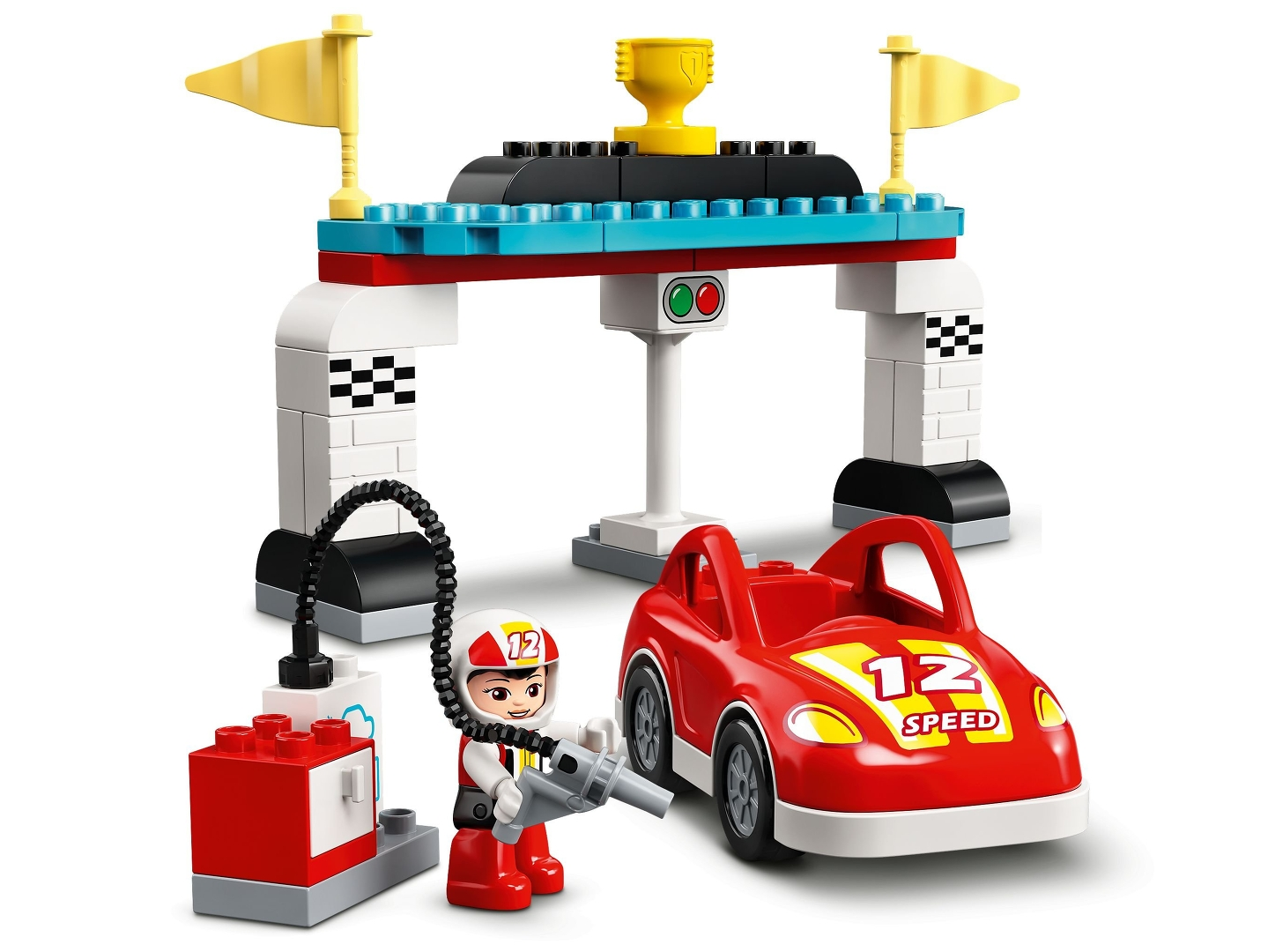 Ein rotes Spielzeug-Rennauto mit der Nummer 12 und einem Fahrer. Es gibt eine Ziellinie mit Flaggen und eine Tankstelle.