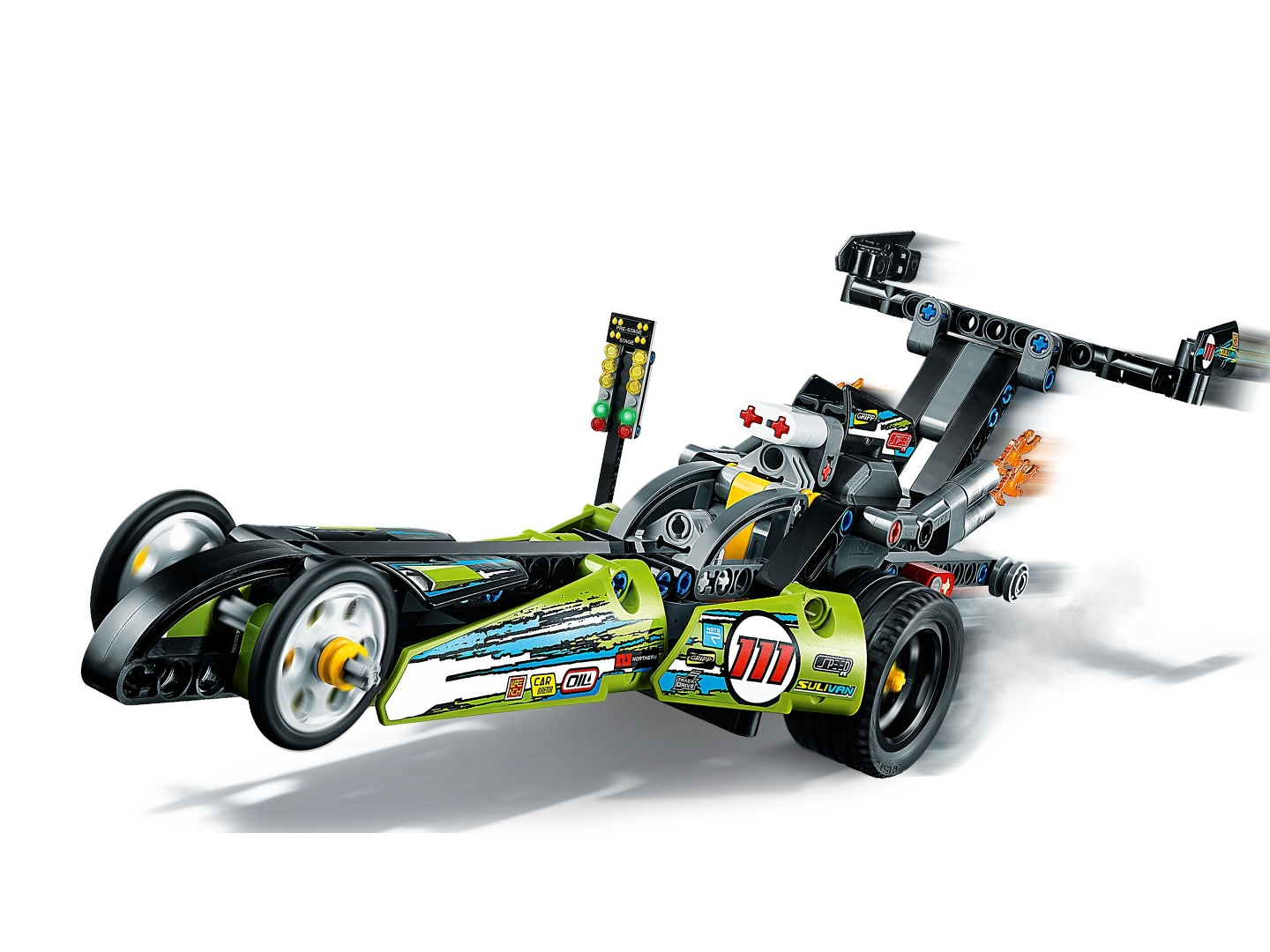 Ein grünes und schwarzes Lego-Rennauto mit großen Rädern und Heckflügel vor weißem Hintergrund.