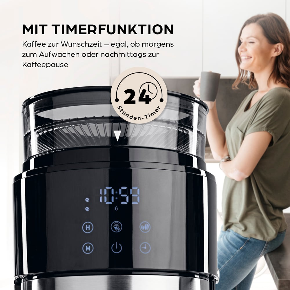 Kaffeemaschine mit Digitalanzeige, die Zeit anzeigt. Im Hintergrund hält eine Frau eine Tasse. Der Text lautet 'Timerfunktion'.