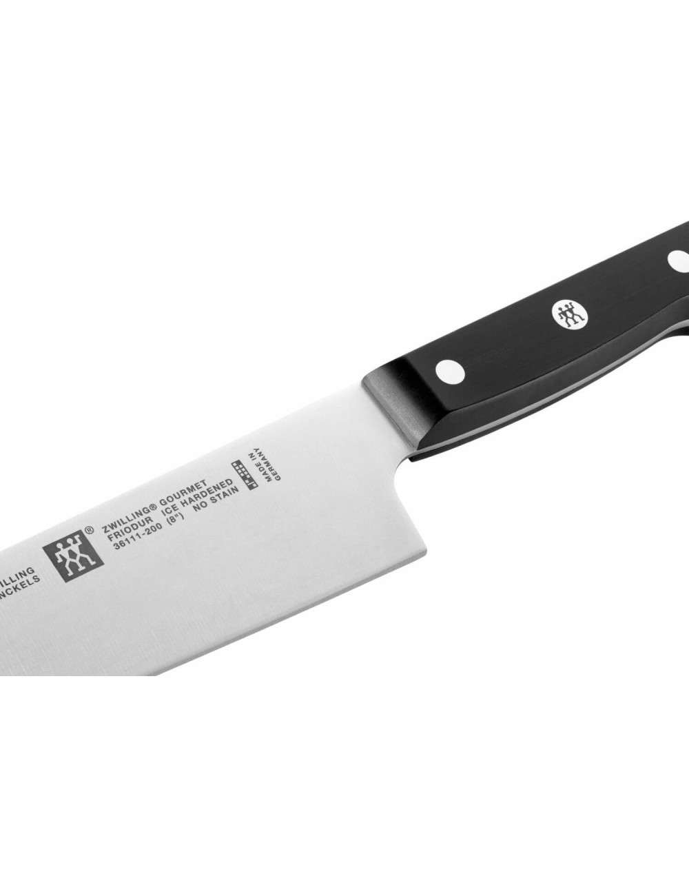 Nahaufnahme eines Küchenmessers. Die Klinge ist silberfarben, der Griff schwarz mit zwei weißen Punkten. Das Messer hat Text darauf.