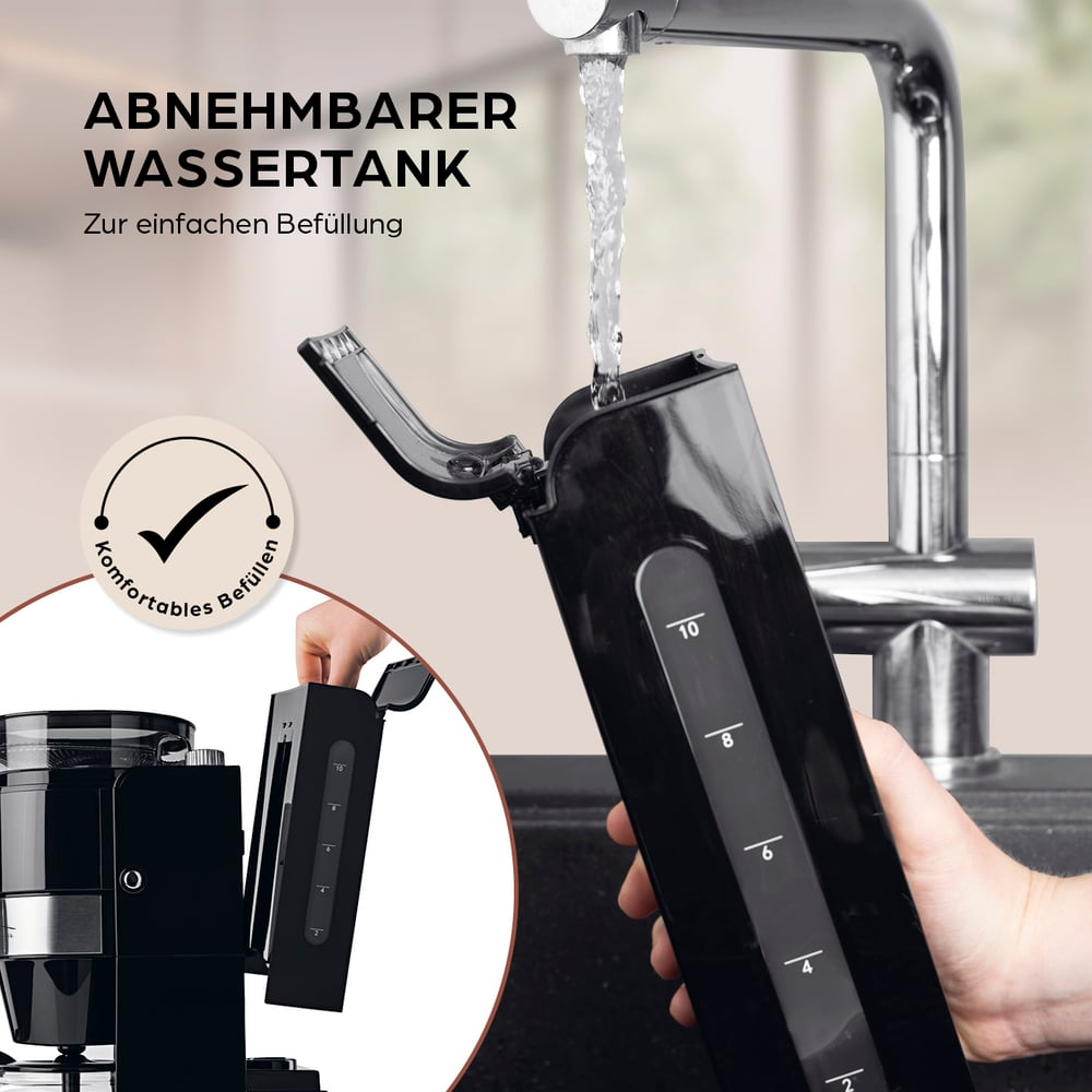 Ein schwarzer Wassertank wird mit Wasser aus einem Wasserhahn gefüllt. Der Tank hat Messmarkierungen. Ein anderer Tank wird von Hand gehalten.