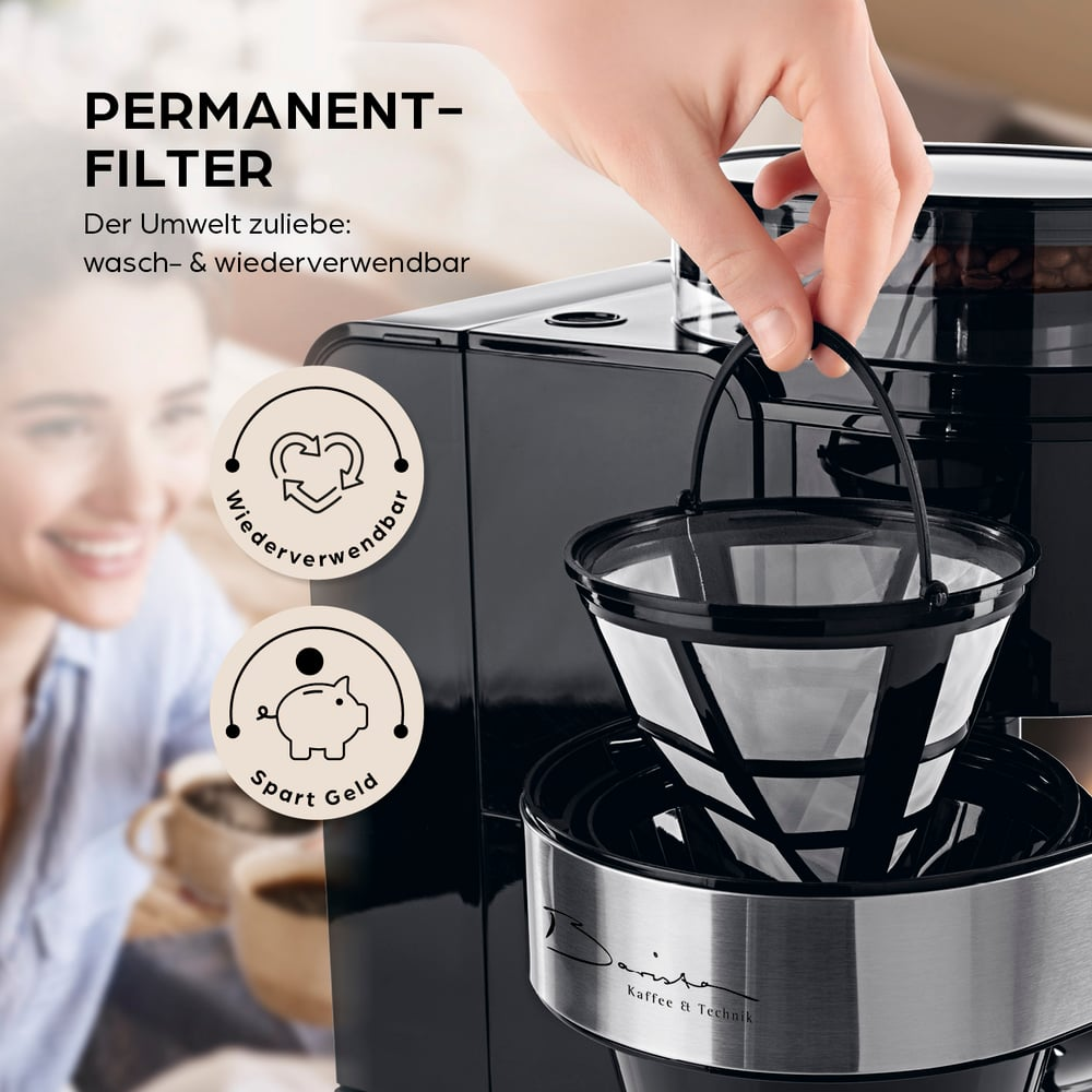 Eine Hand hält einen Kaffeefilter über einer Kaffeemaschine. Text: 'PERMANENT-FILTER'. Frau im Hintergrund. Icons zeigen 'wiederverwendbar' und 'spart Geld'.