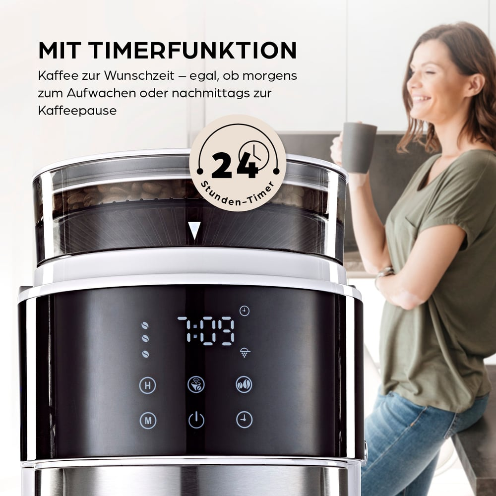Kaffeemaschine mit Timerfunktion. Eine Frau lächelt und hält eine Tasse. Das Display zeigt 7:09. Text sagt 'MIT TIMERFUNKTION'.