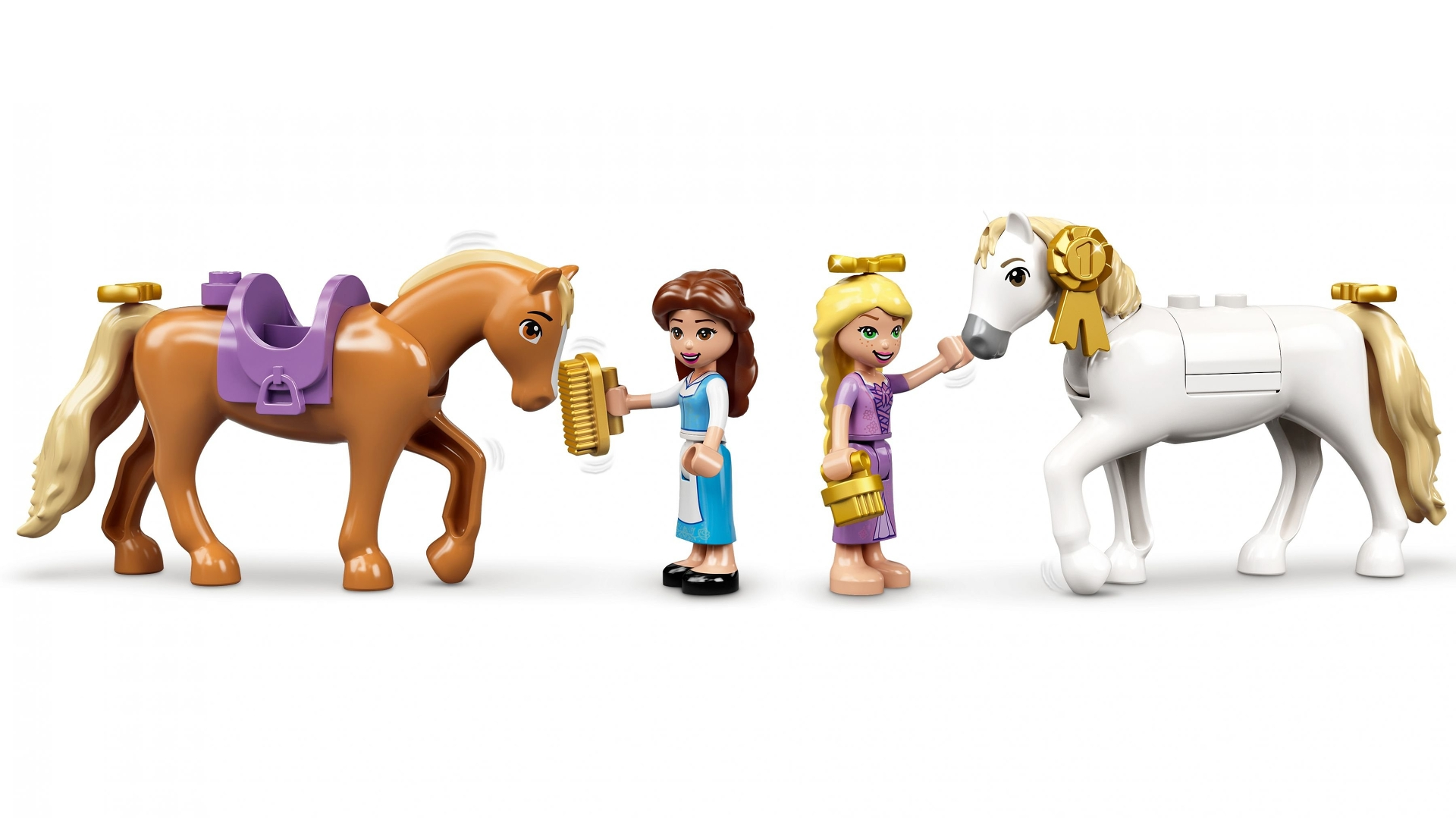 Lego-Set mit zwei Pferden und zwei Figuren. Ein Pferd ist braun, das andere weiß. Die Figuren putzen die Pferde. Weißer Hintergrund.