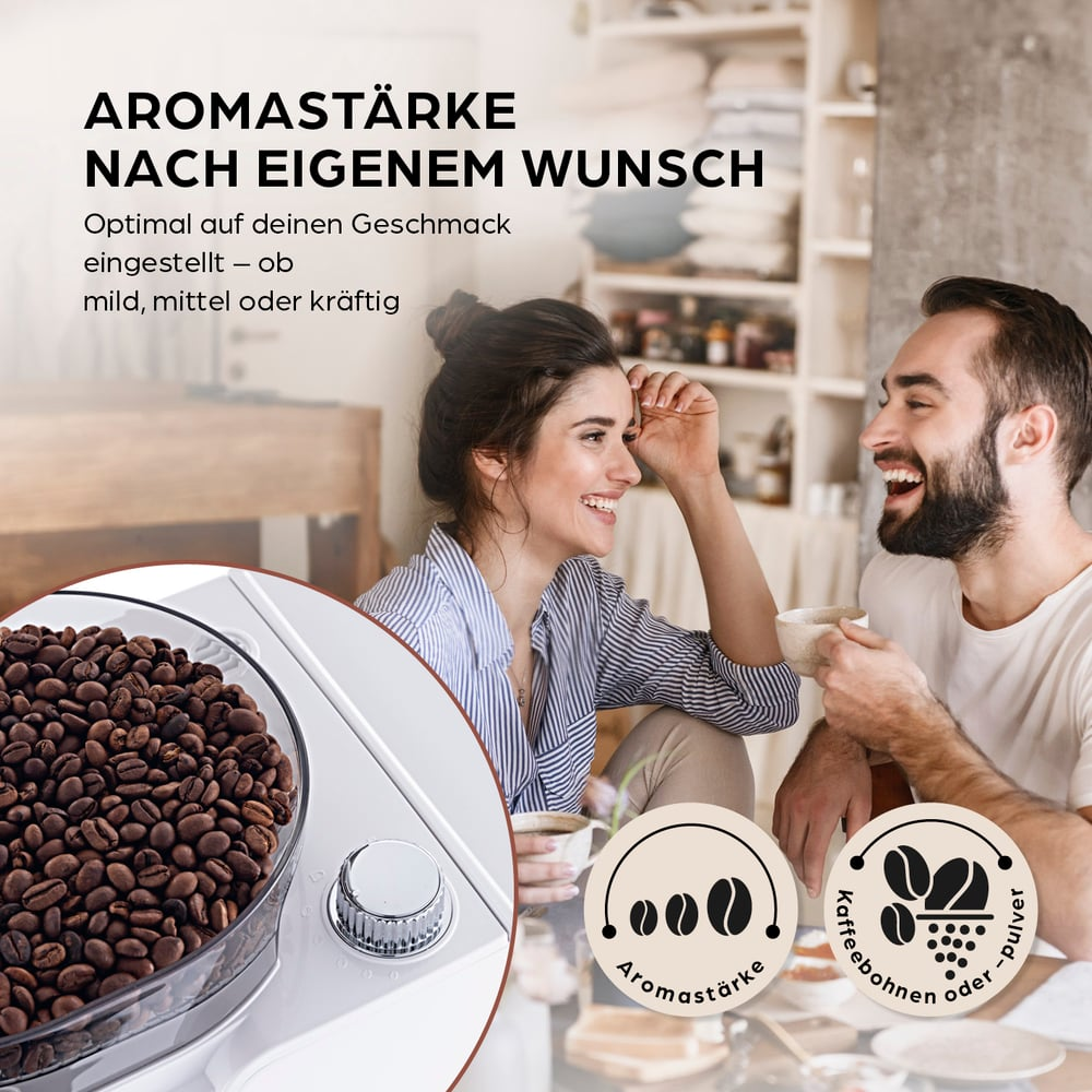 Ein lachendes Paar hält Kaffeetassen. Im Vordergrund eine Kaffeemühle mit Bohnen. Text: Aromastärke.
