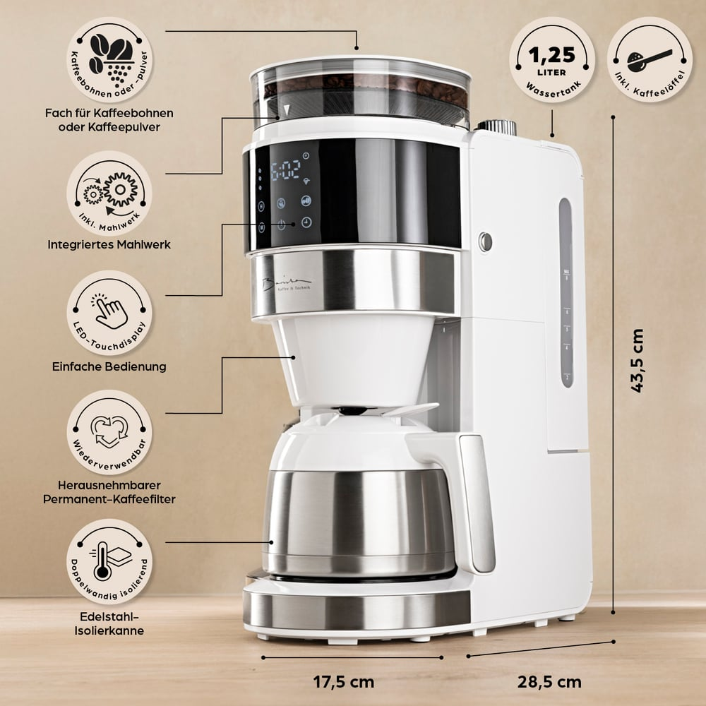 Eine weiße und silberne Kaffeemaschine mit Bohnenbehälter, Digitalanzeige und Edelstahlkanne. Abmessungen sind angegeben.