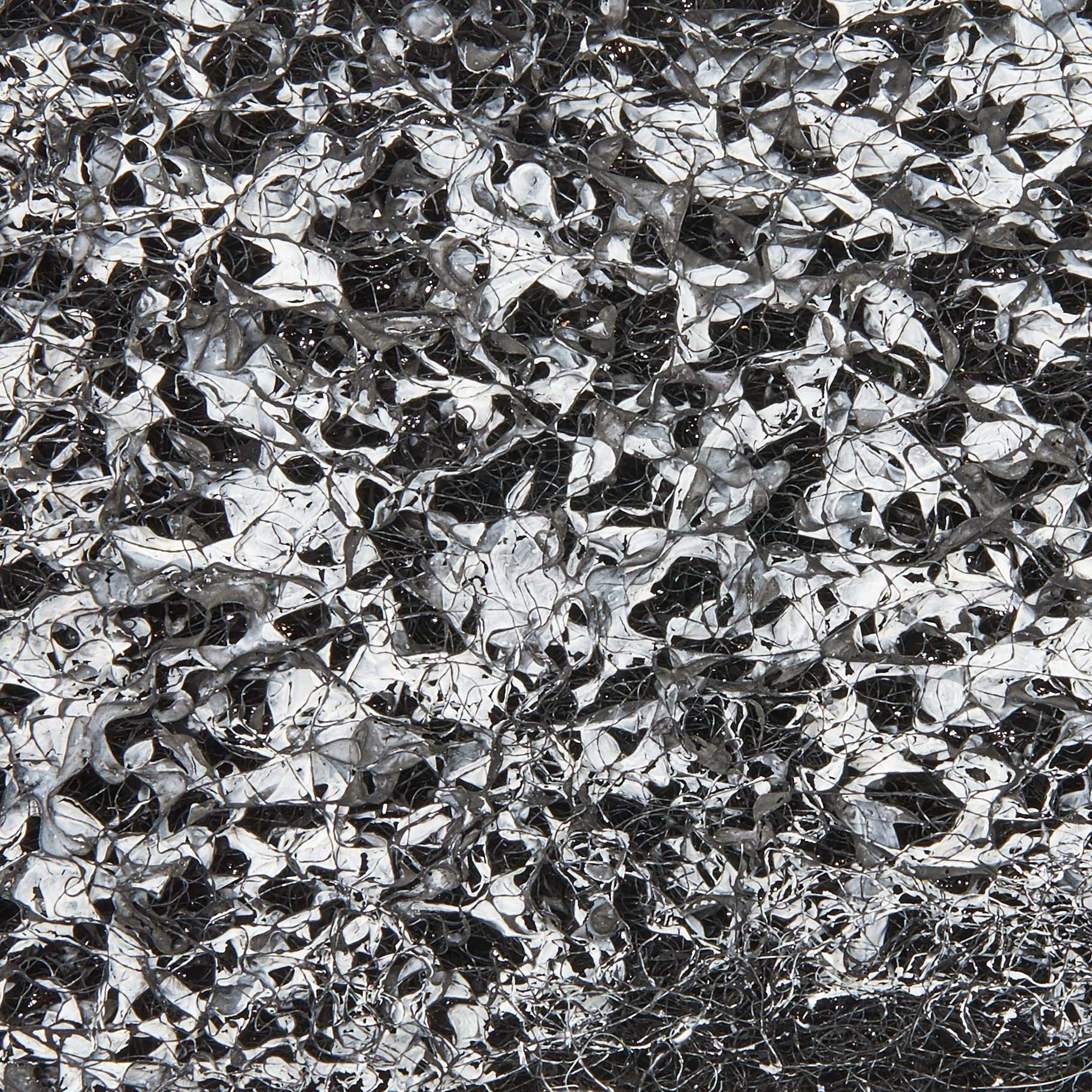 Abstrakte Kunst mit schwarzen, weißen und grauen Texturen. Wirbel und Muster erzeugen einen komplexen, strukturierten visuellen Effekt.