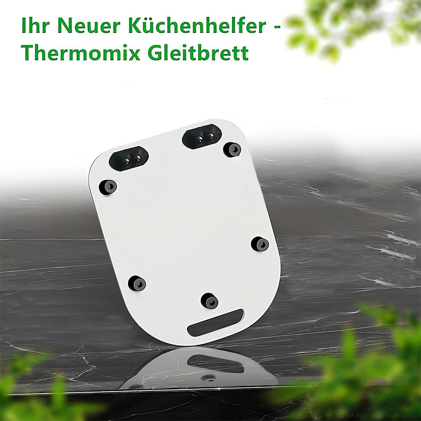 Weißes Küchengerät auf dunkler Oberfläche, mit grünem Text. Dekorative grüne Blätter im Hintergrund.