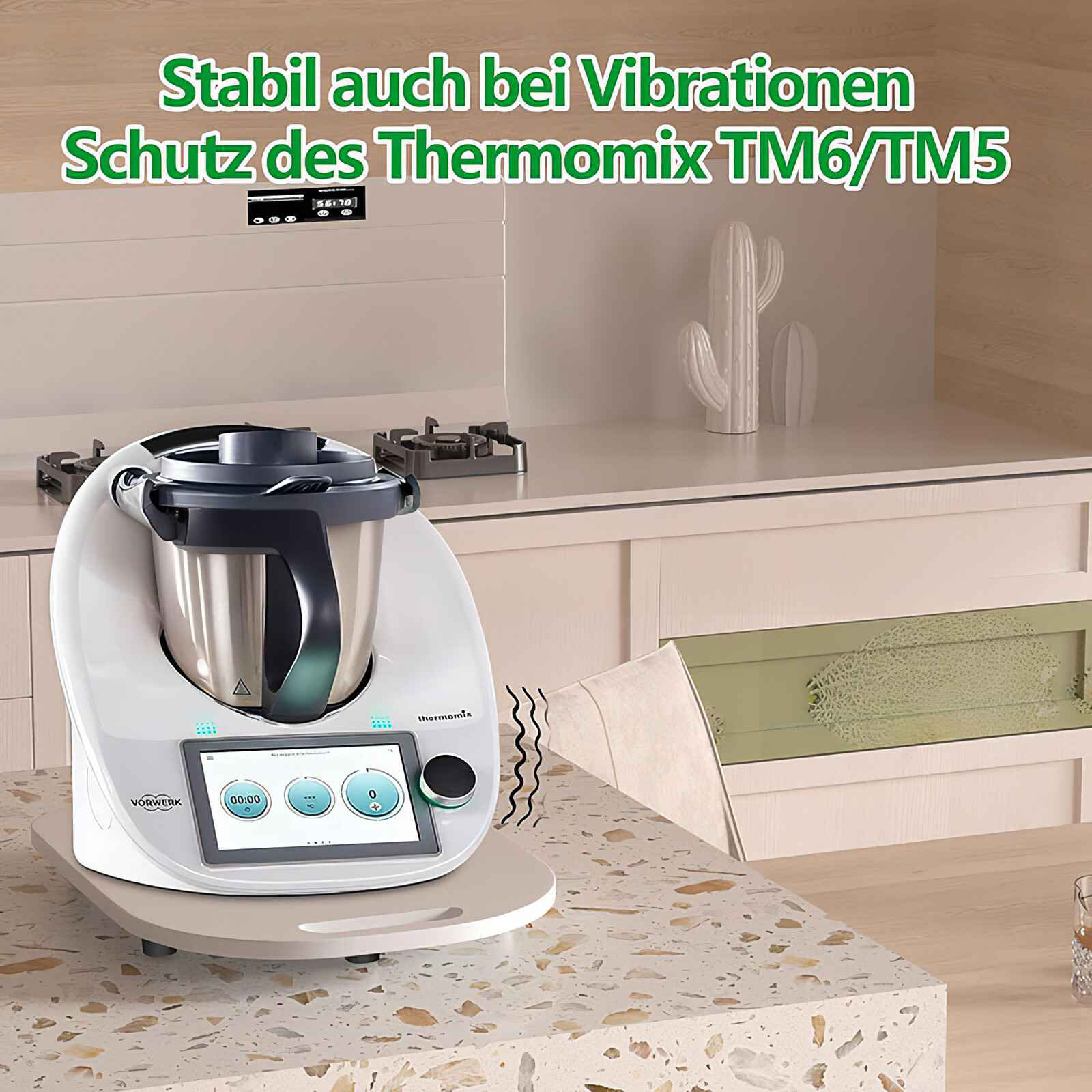 Eine weiße Thermomix-Maschine auf einem weißen Sockel. Text sagt 'Stabil auch bei Vibrationen', und der Hintergrund ist eine Küche.