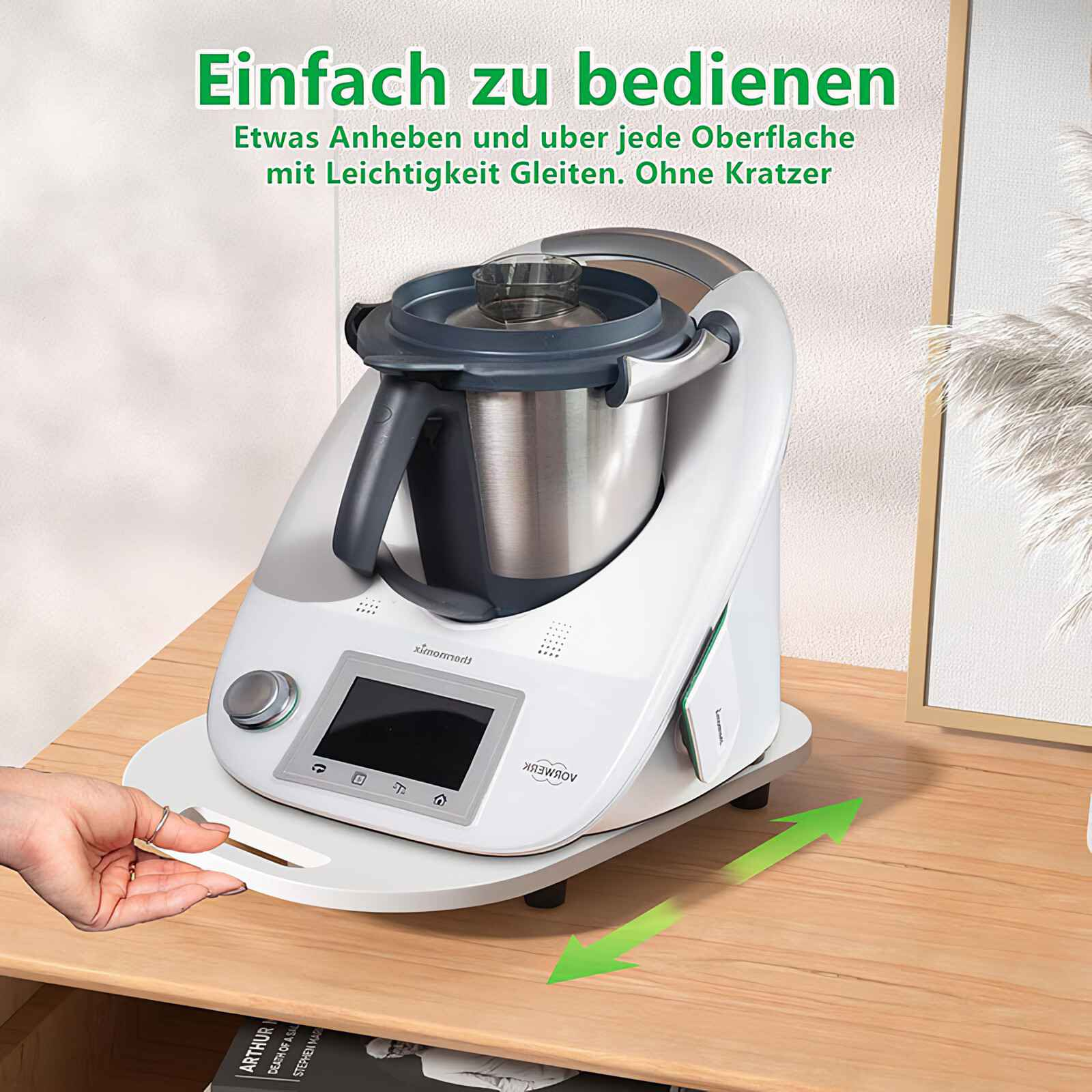 Weißes Küchengerät auf einem weißen Schiebetablett. Eine Hand zieht das Tablett. Grüner Pfeil zeigt die Richtung.