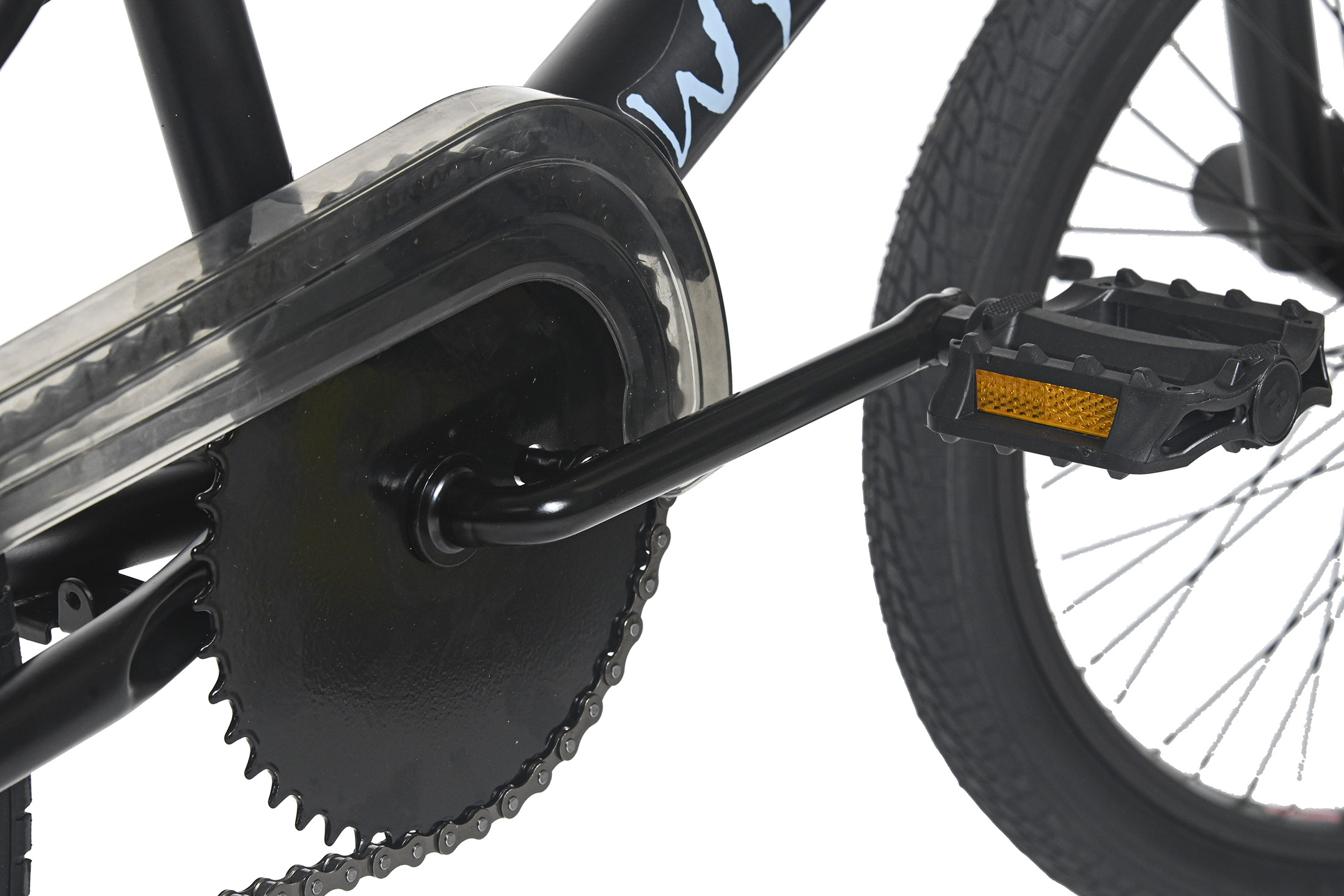 Nahaufnahme eines schwarzen BMX-Fahrrads. Kette, Zahnräder und Pedal sind sichtbar. Das Pedal hat einen orangefarbenen Reflektor.