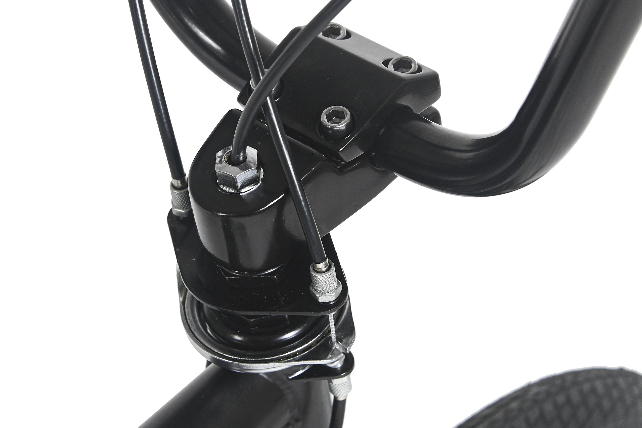 Nahaufnahme eines schwarzen Fahrradlenkers mit Kabeln und Schrauben vor weißem Hintergrund.